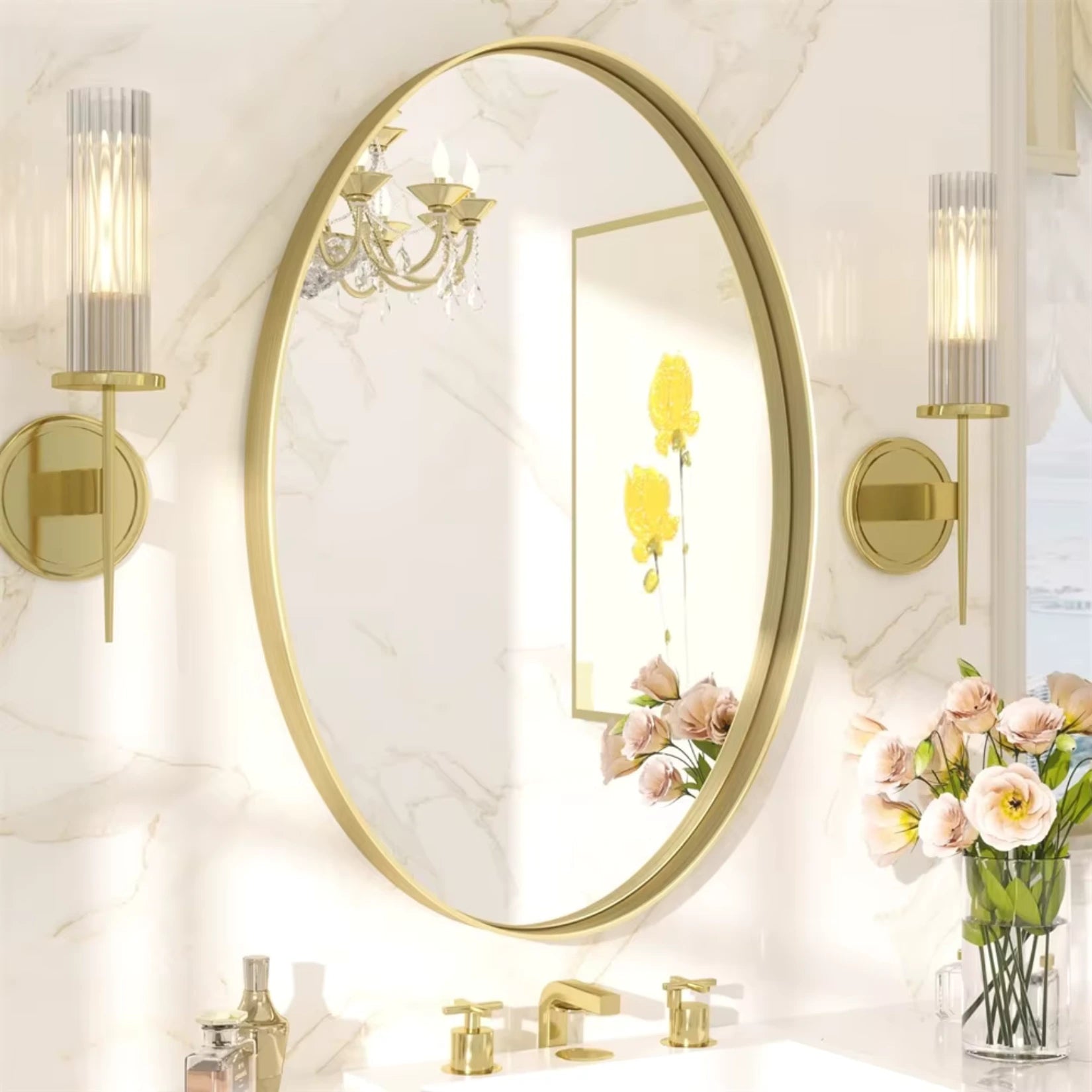 Miroir doré ovale installé dans une salle de bain élégante avec robinetterie dorée.