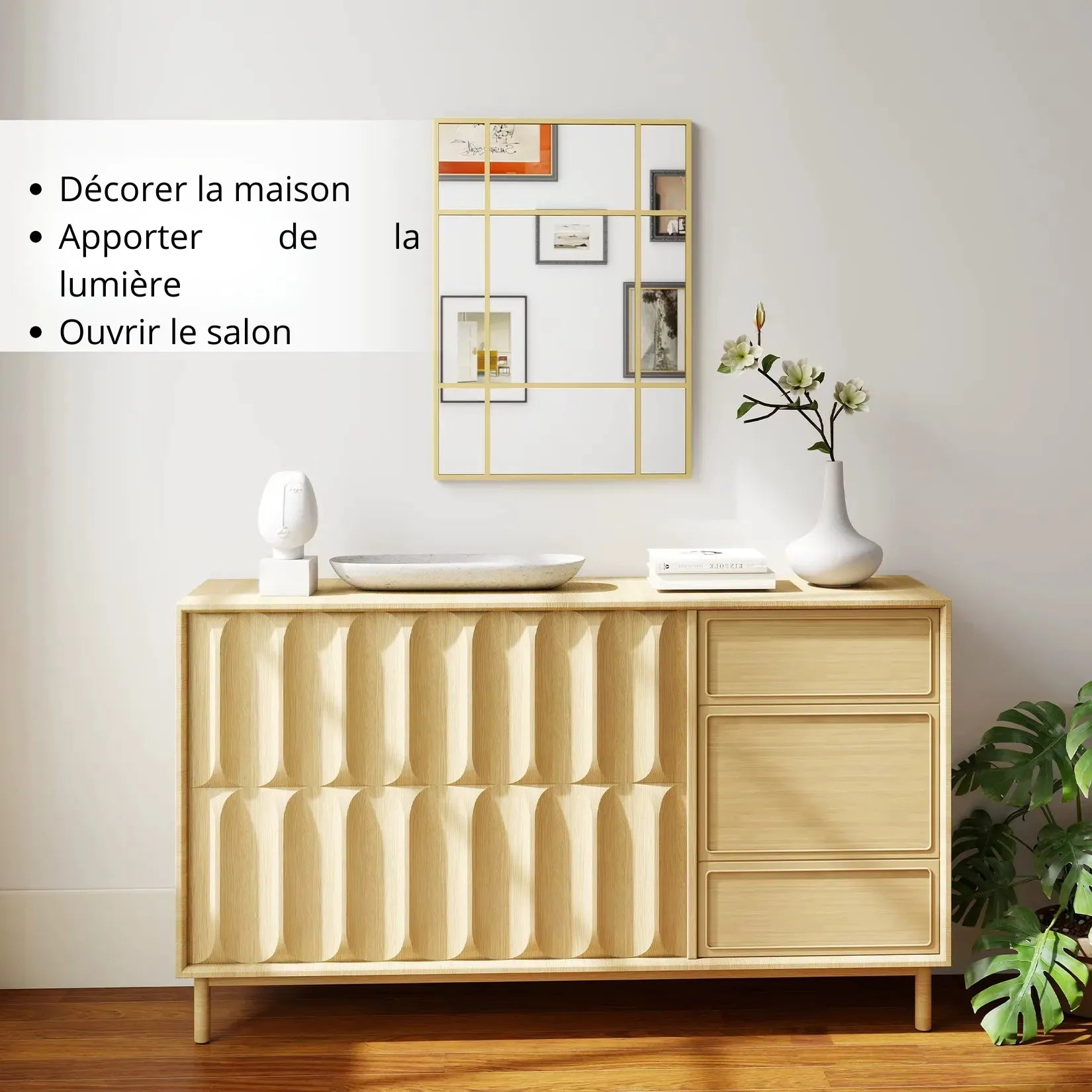 Miroir Doré Rectangulaire style verrière salon au-dessus buffet bois naturel.