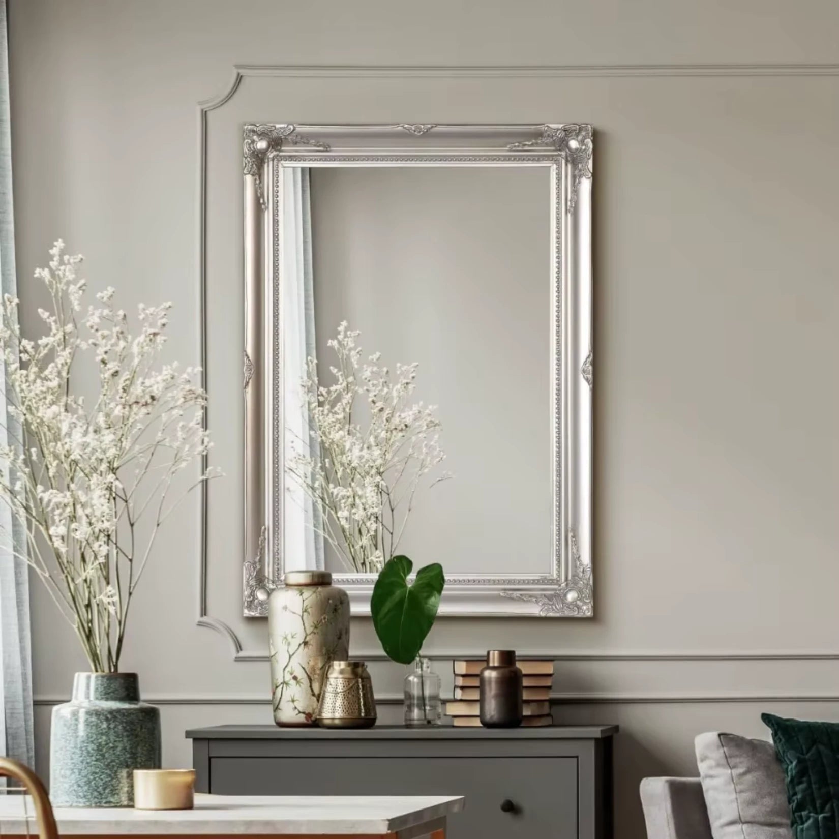 Miroir en bois rectangulaire placé sur le mur dans un décor japandi.