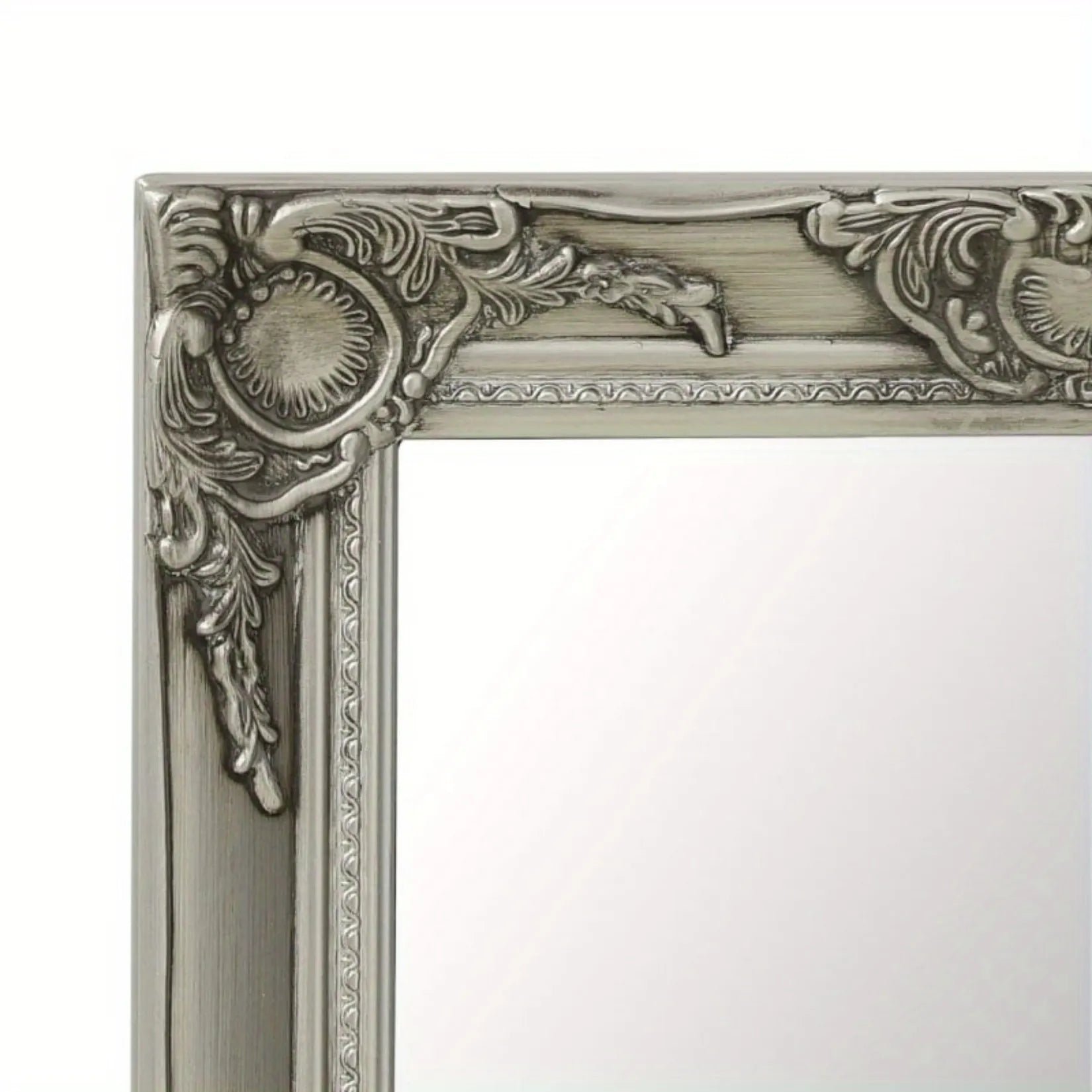 Détail des moulures d’angle du miroir en bois rectangulaire.