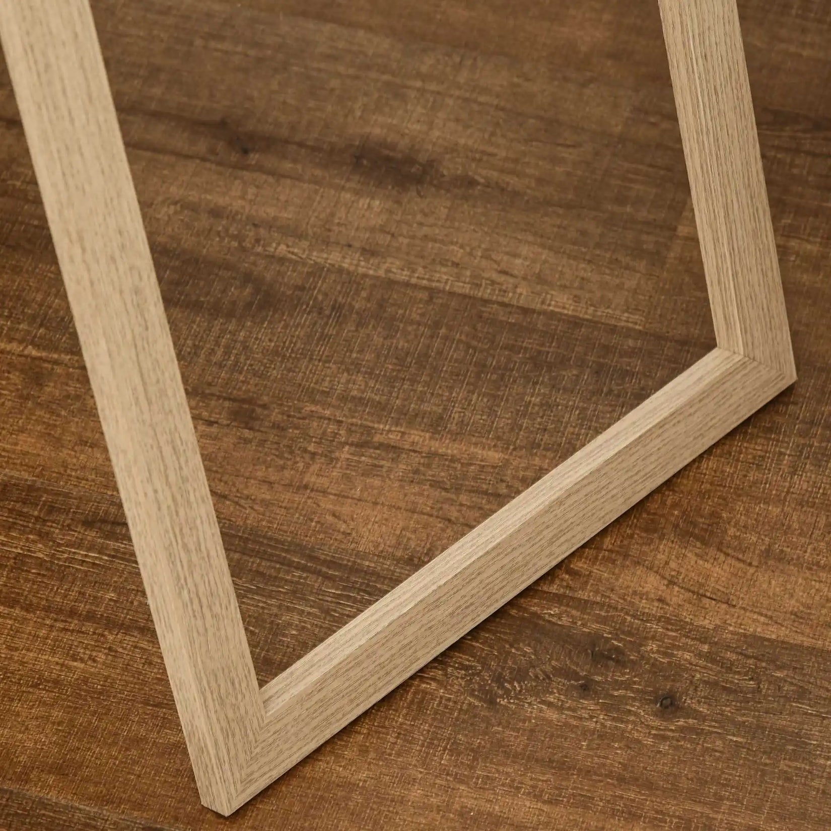 Zoom sur la base en bois du miroir sur pied, montrant la stabilité et la qualité du cadre clair.