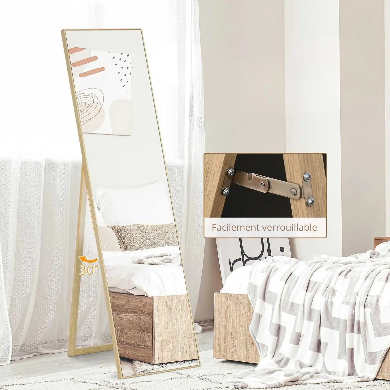 Miroir sur pied en bois verrouillable, avec inclinaison de 30°, installé dans une chambre moderne.