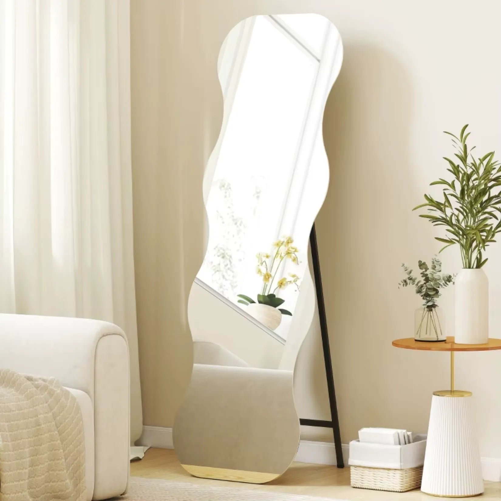 Miroir en Vague dans salon ambiance lumineuse moderne avec plantes.