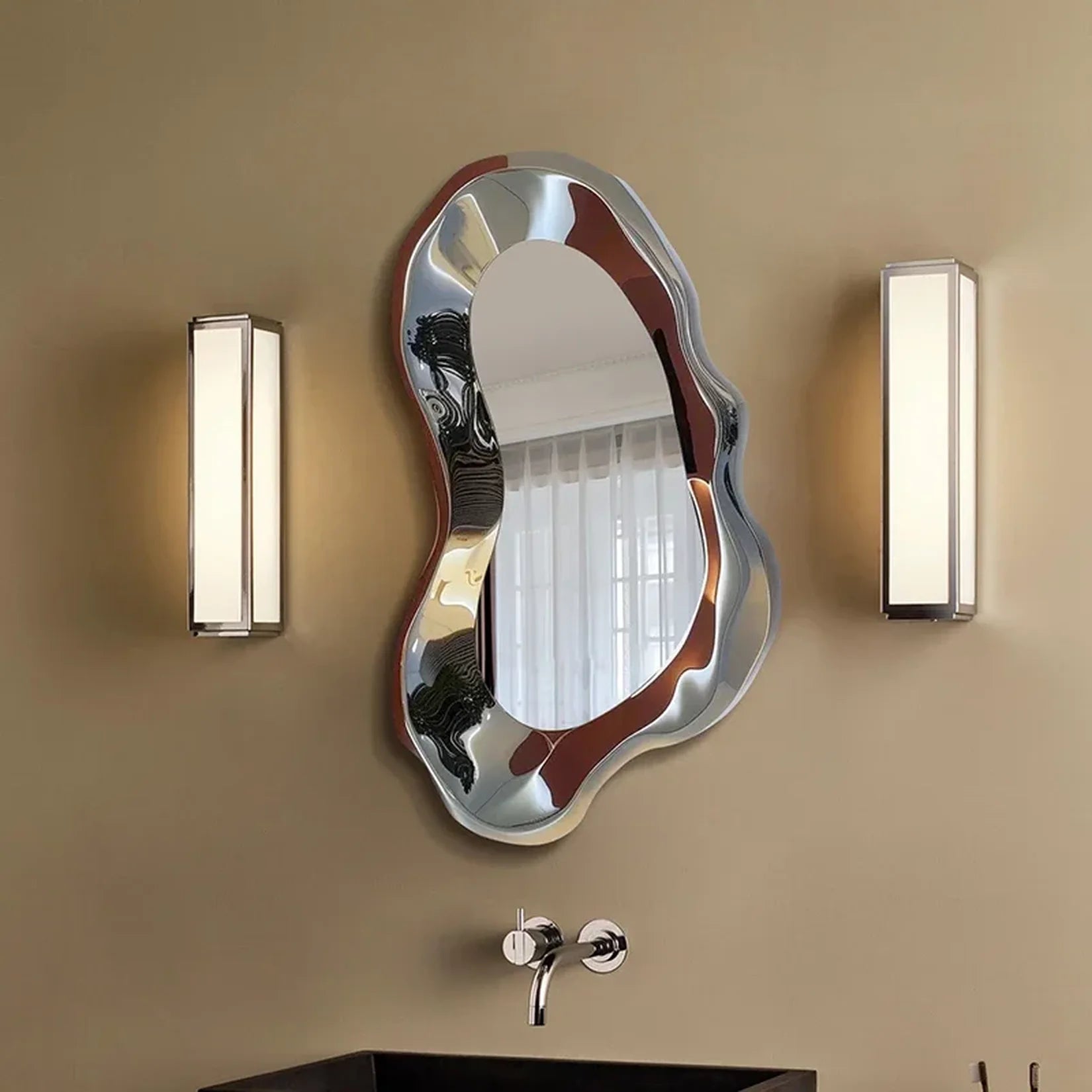 Miroir d'Entrée Design Argenté Chromé dans Salle de Bain.