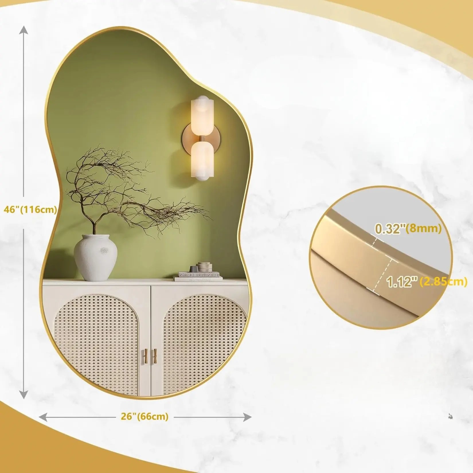 Miroir forme irrégulière avec cadre en métal doré et dimensions 116x66 cm.