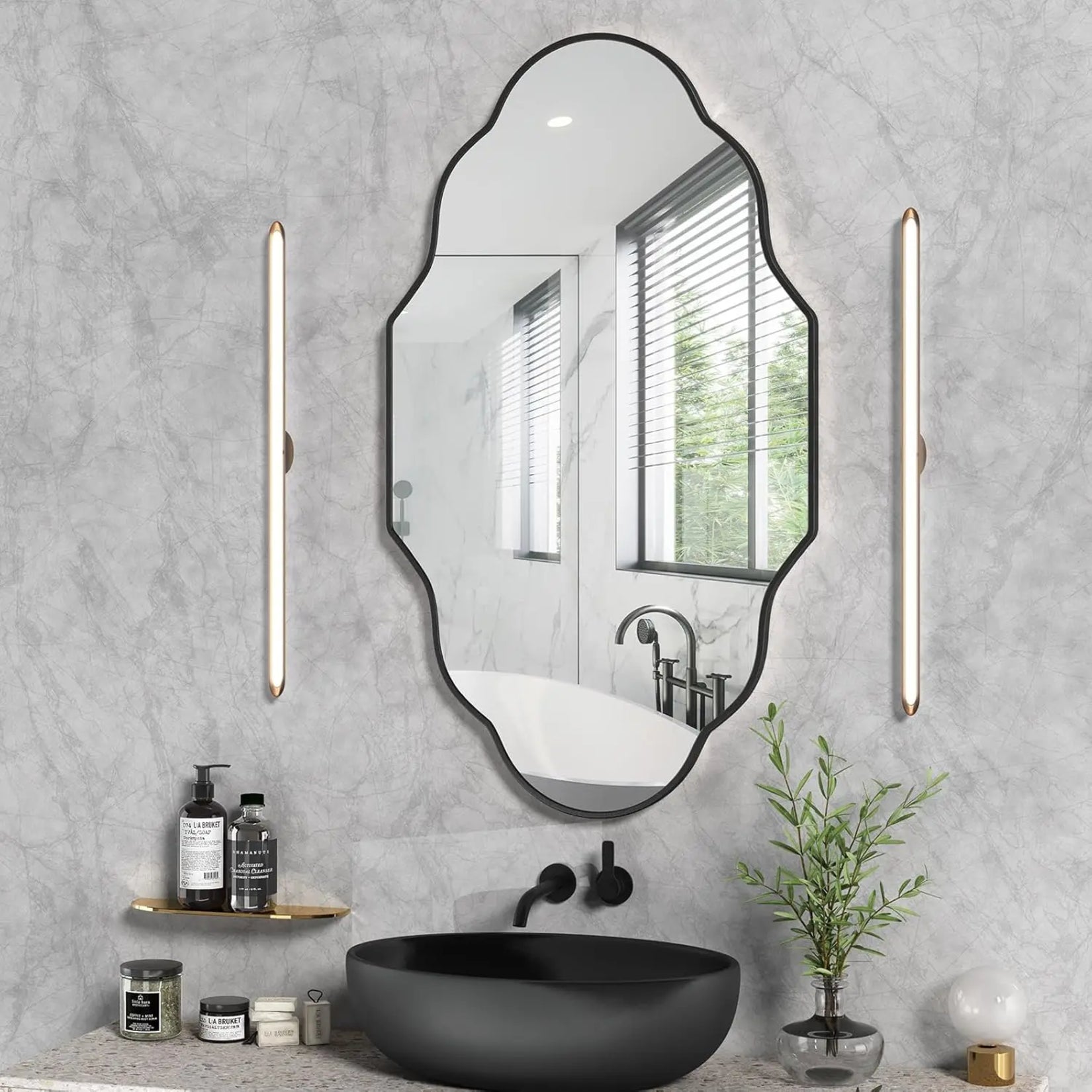 Miroir forme irrégulière avec cadre noir au style design contemporain.