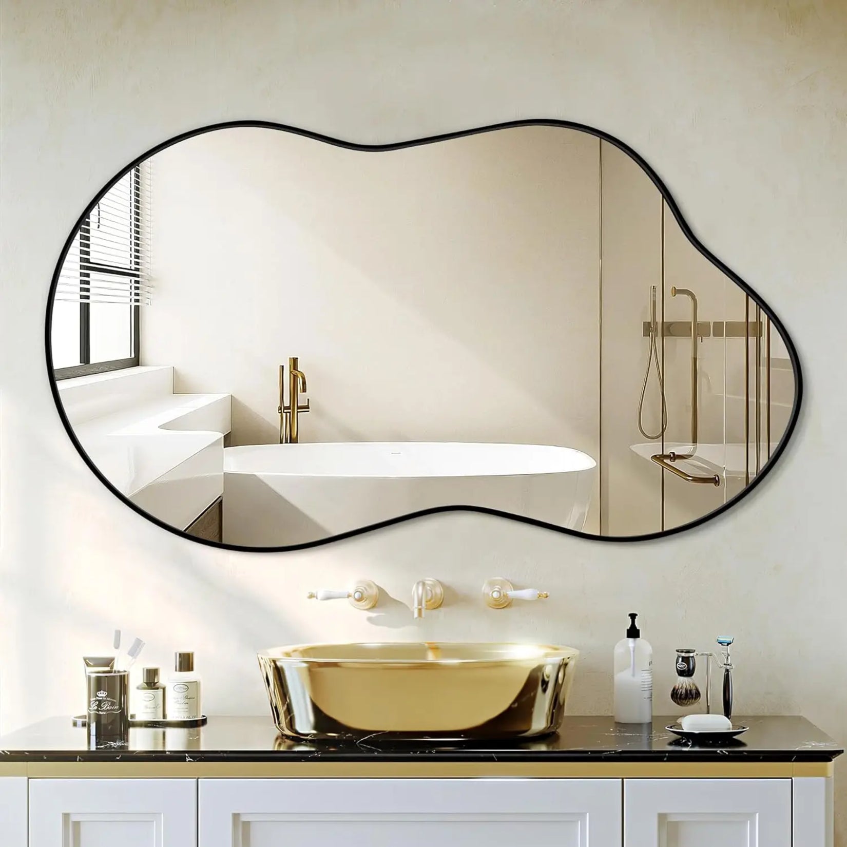 Miroir forme irrégulière avec cadre noir installé dans une salle de bain moderne.