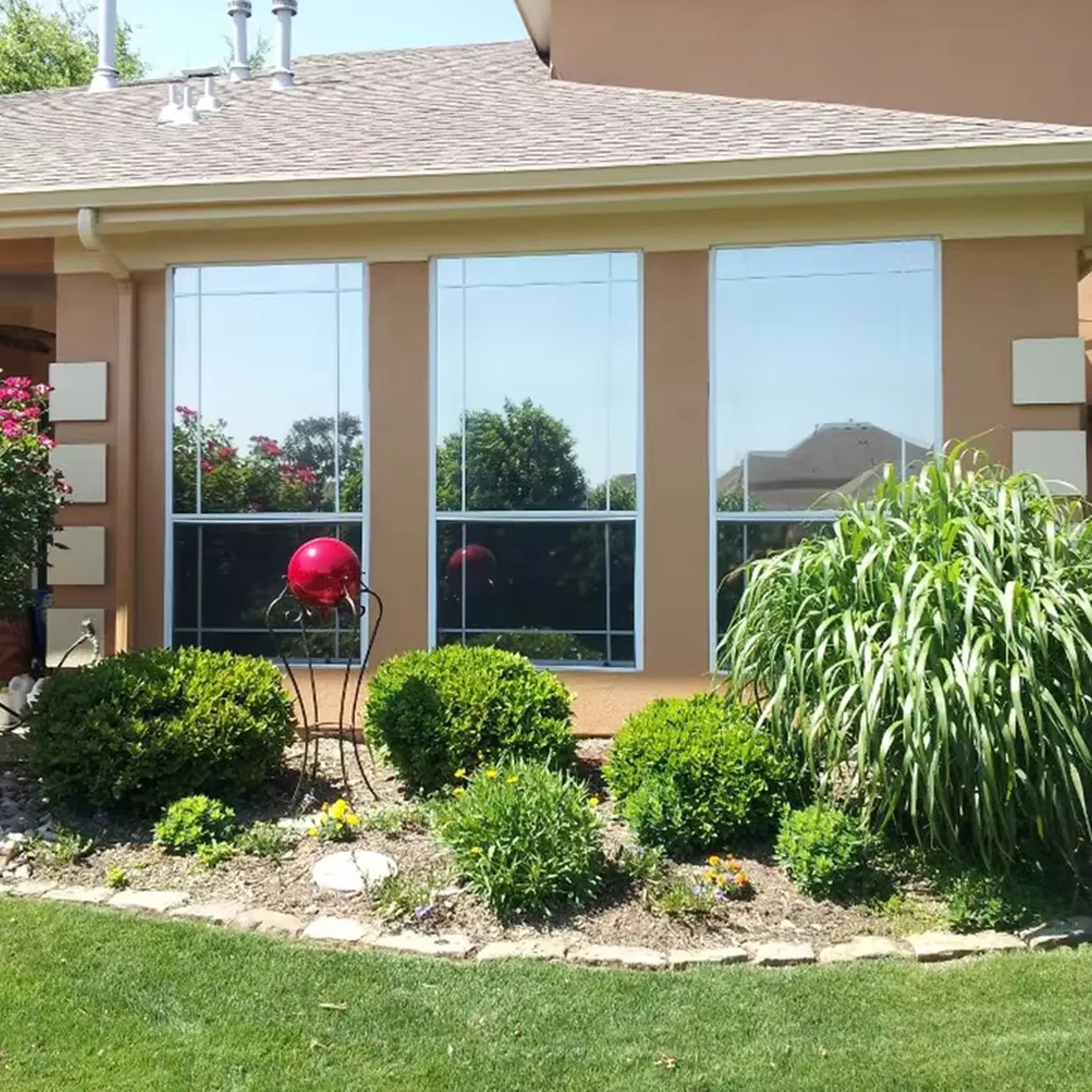 Miroir Fumé appliqué sur les fenêtres d'une maison vue extérieure.