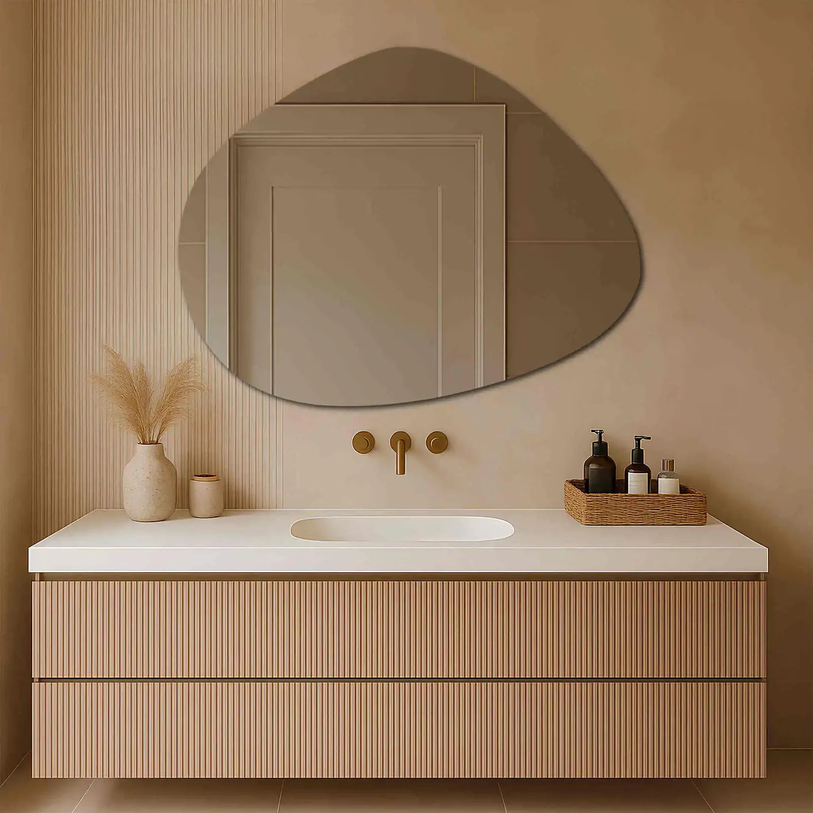 Miroir Galet au-dessus d'un meuble vasque en salle de bain.