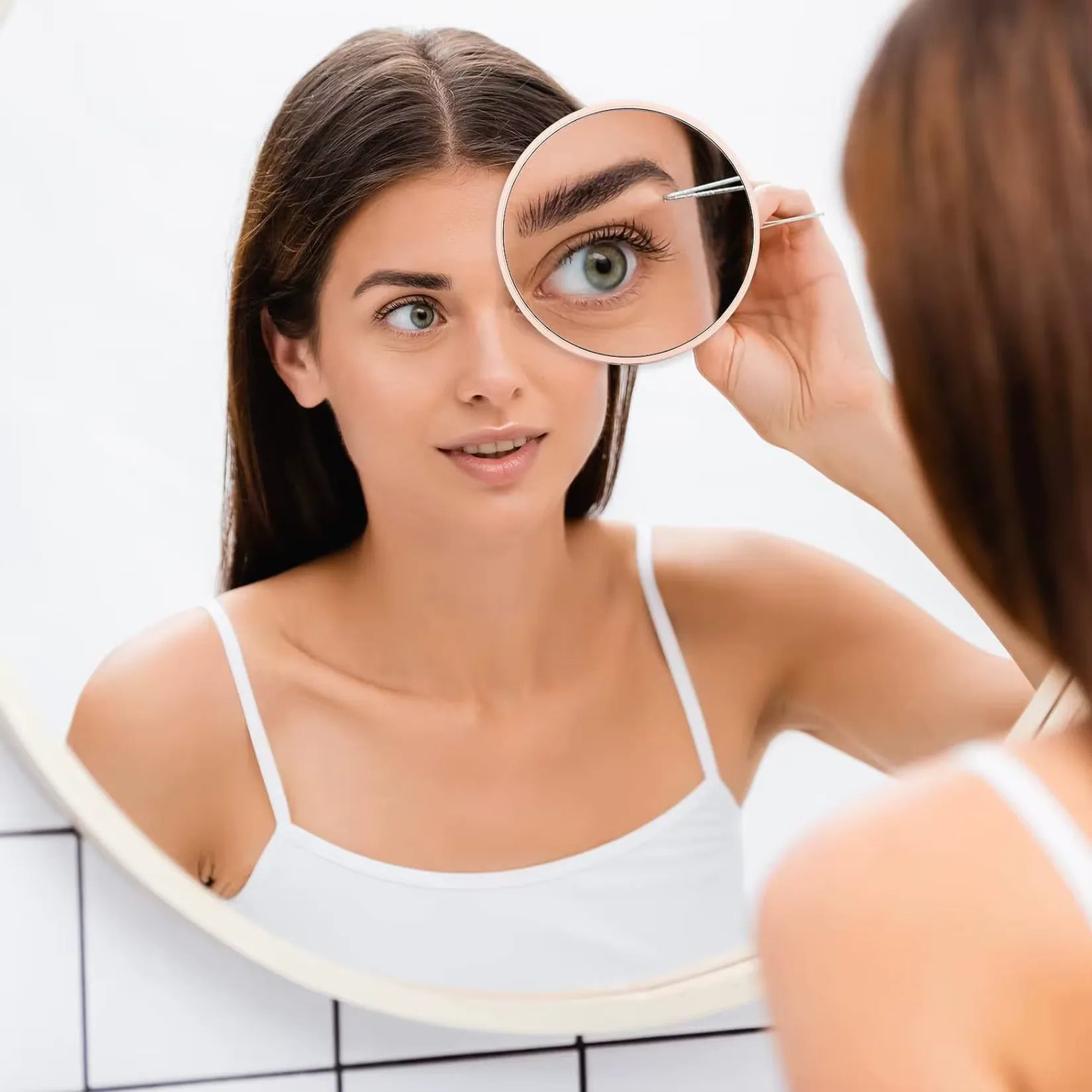 Miroir Grossissant 50 Fois épilation sourcils devant miroir salle de bain.
