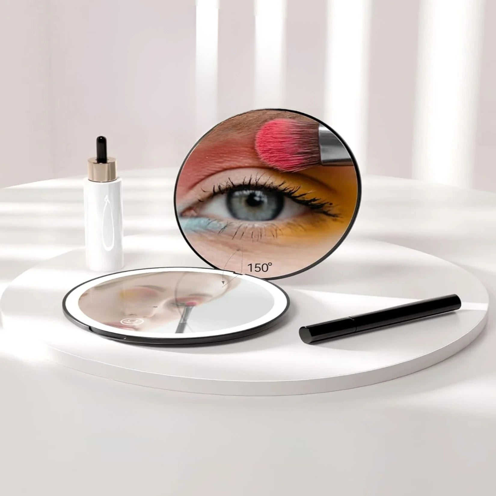 Miroir Grossissant de Poche inclinable à 150° pour plus de confort.