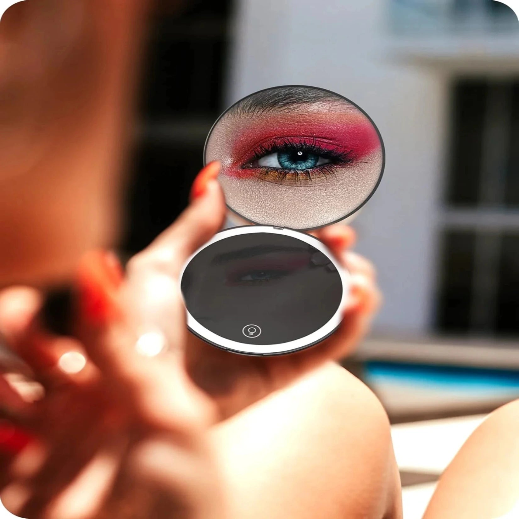 Miroir Grossissant de Poche utilisé en extérieur pour retouche make-up.
