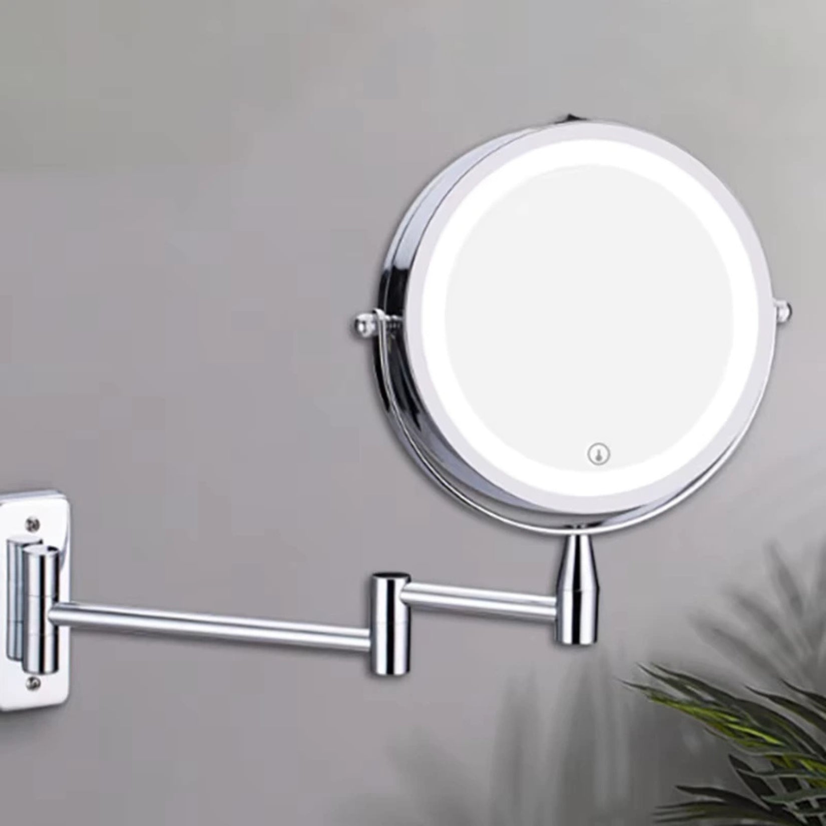 Miroir grossissant LED avec installation murale et bras articulé pratique.