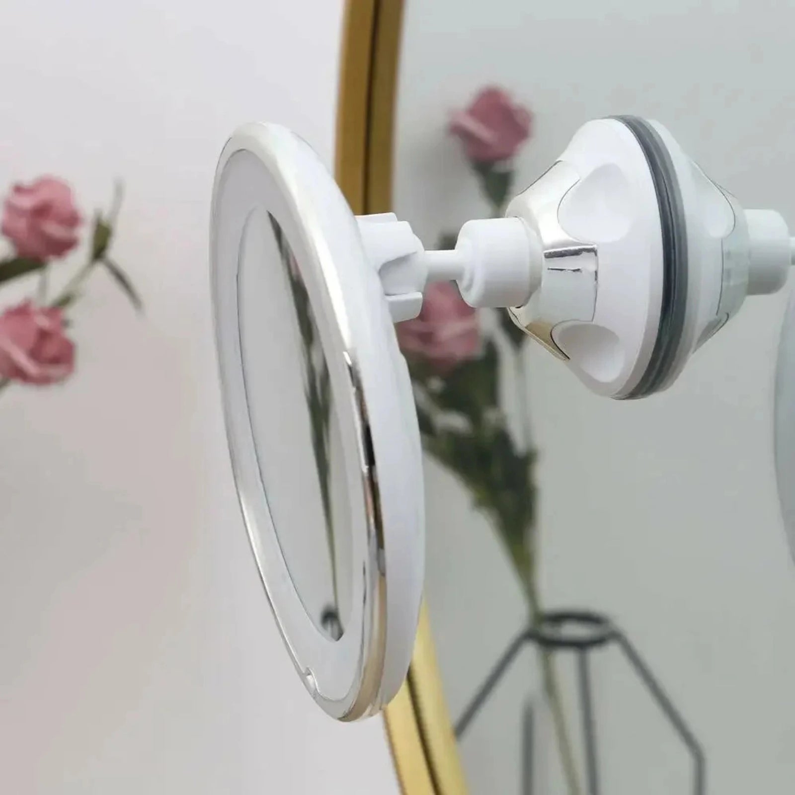 Détail de la ventouse du Miroir Grossissant et Lumineux 10X à Ventouse et sur Pied.