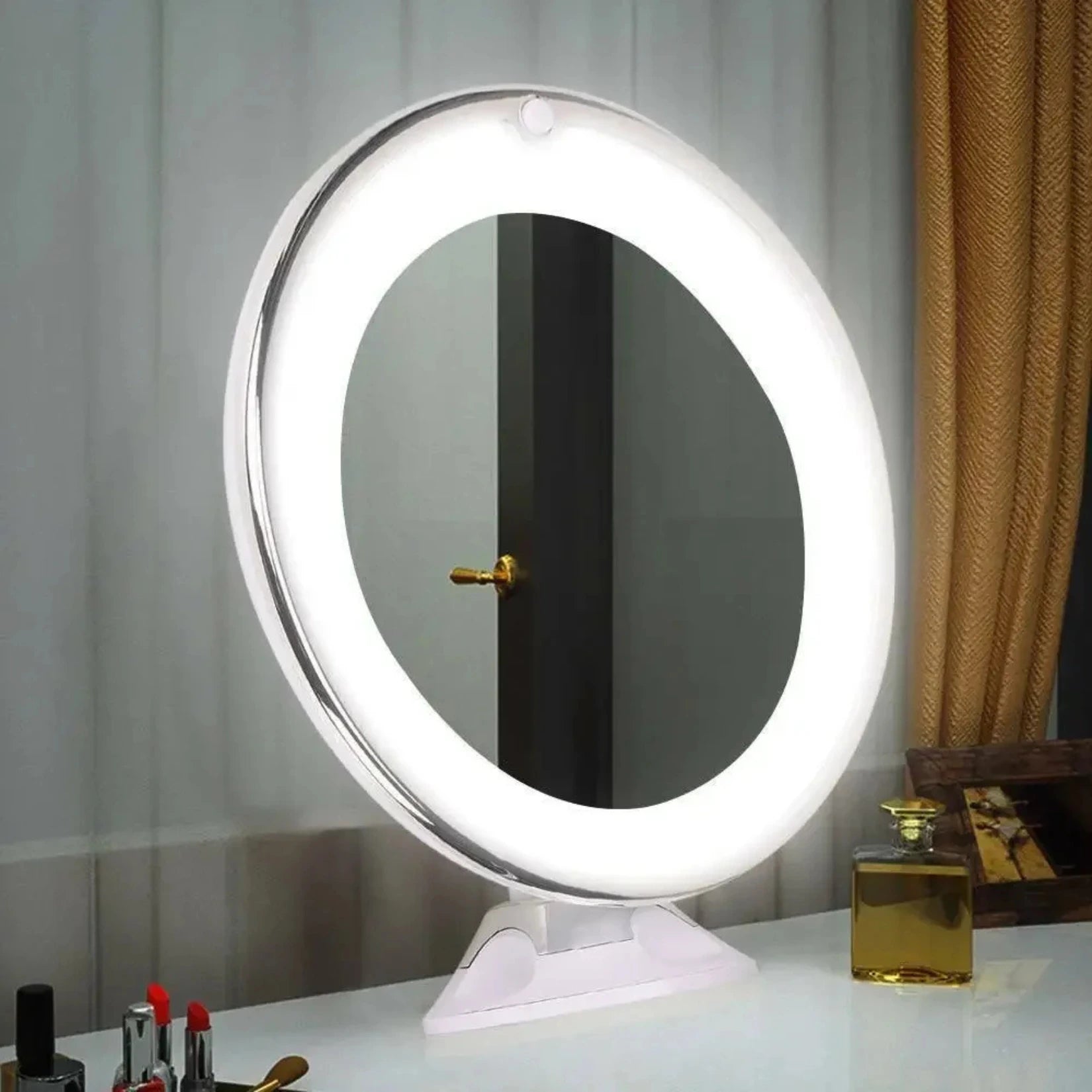 Miroir Grossissant et Lumineux 10X à Ventouse et sur Pied avec éclairage LED activé.