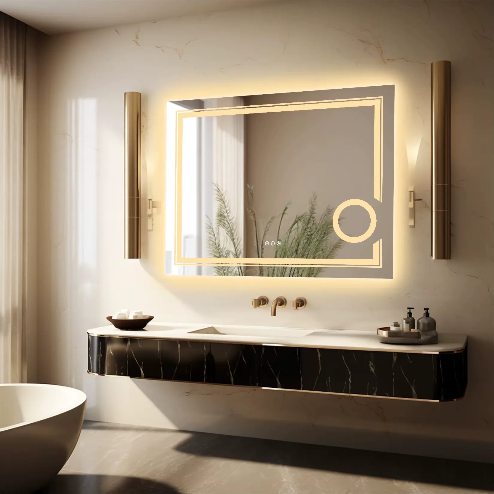 Miroir grossissant mural LED 80x60 cm dans une salle de bain dorée.