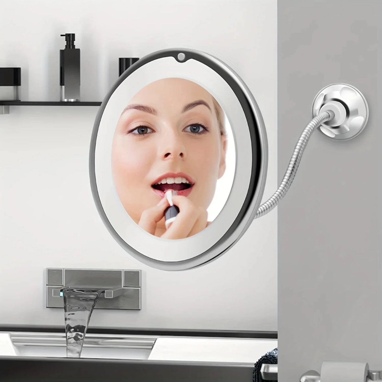 Femme appliquant son maquillage avec précision grâce au miroir grossissant ventouse à LED.