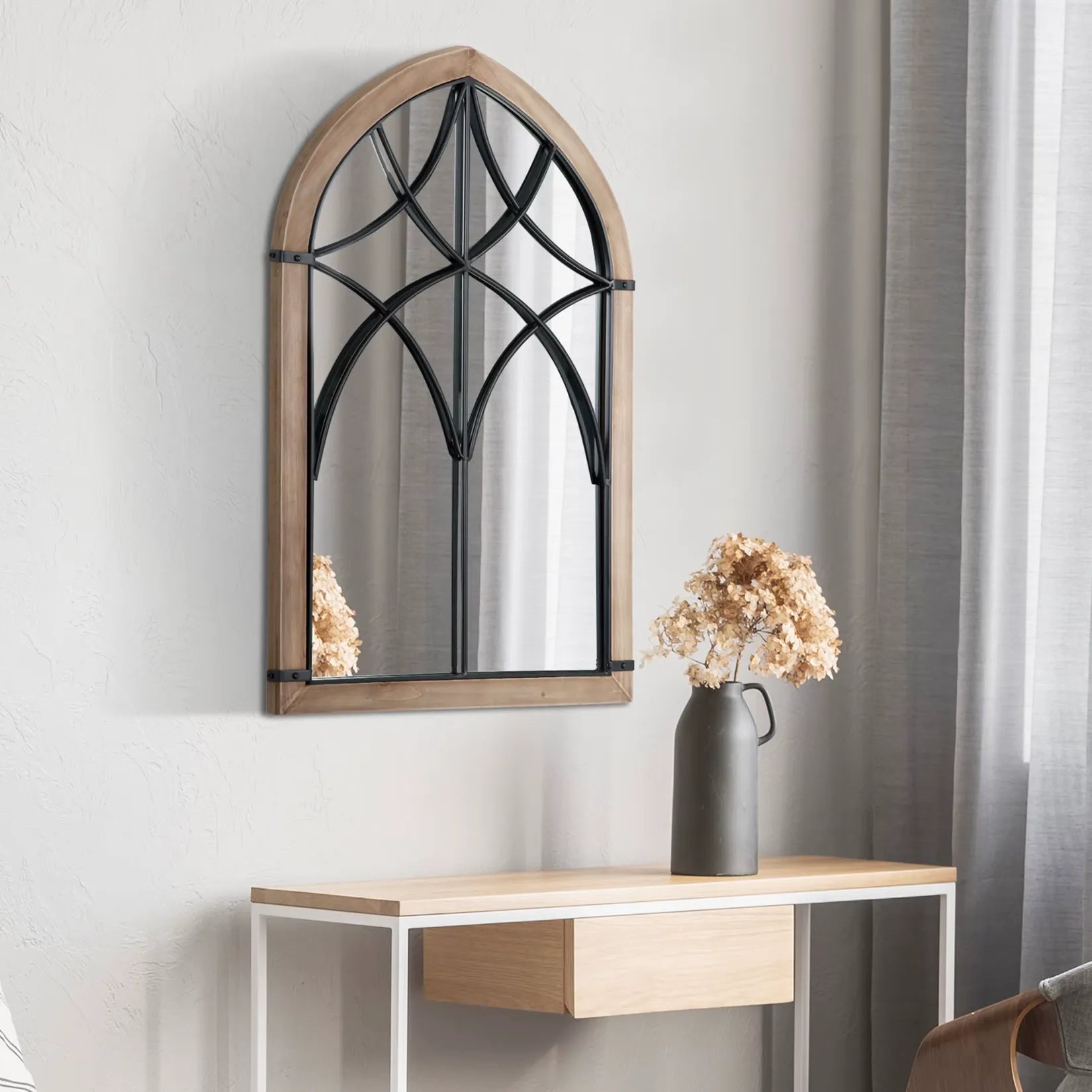 Miroir industriel bois et métal installé au-dessus d’une console dans une entrée moderne.