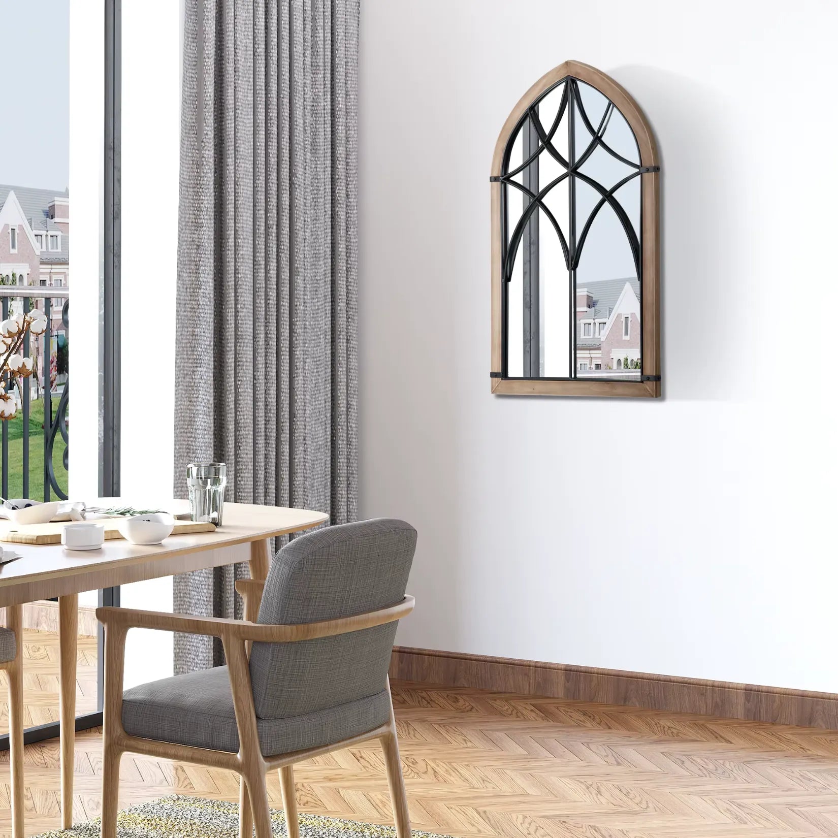 Miroir industriel bois et métal posé dans une salle à manger contemporaine près d’une baie vitrée.