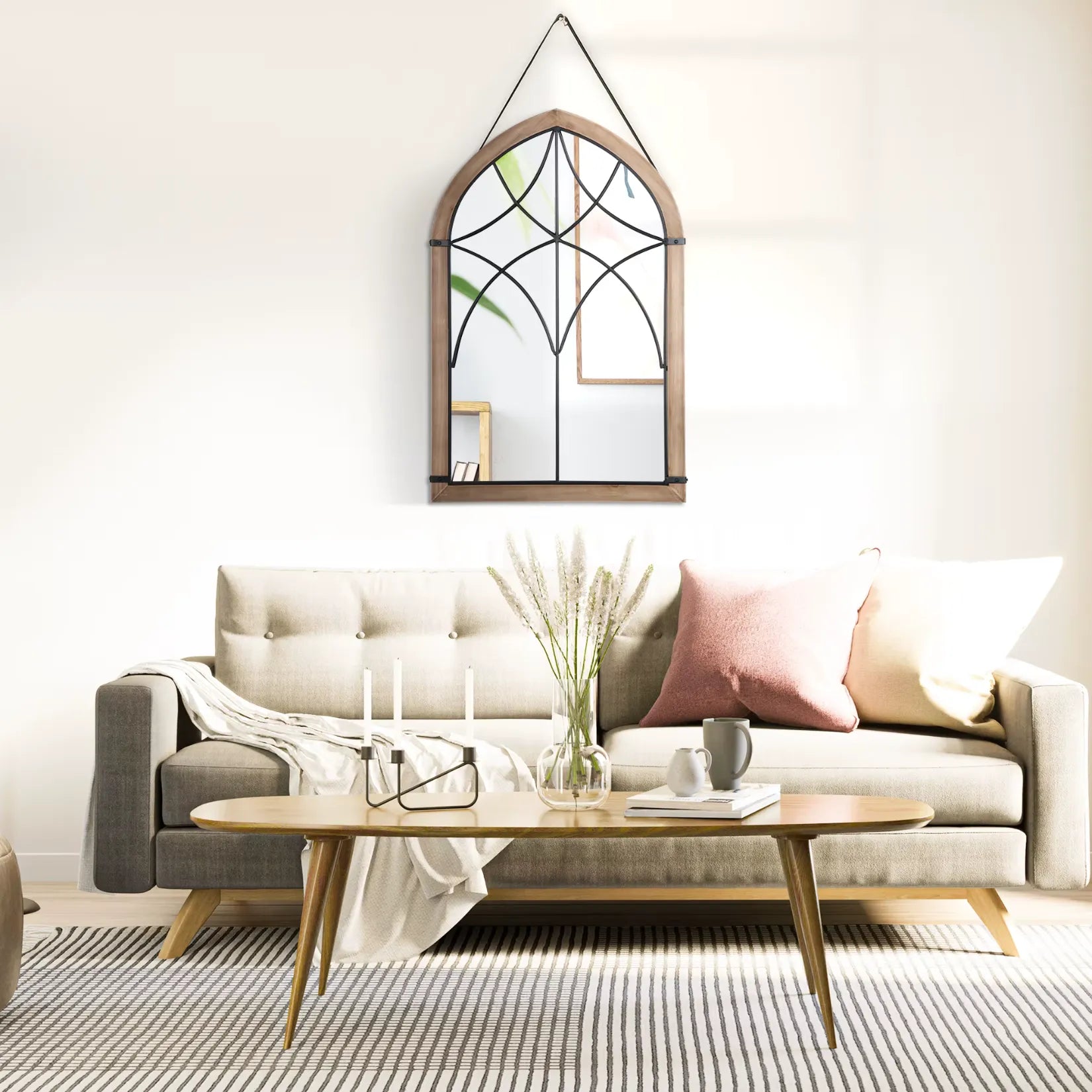 Miroir industriel bois et métal dans un salon cosy avec canapé beige et déco lumineuse.