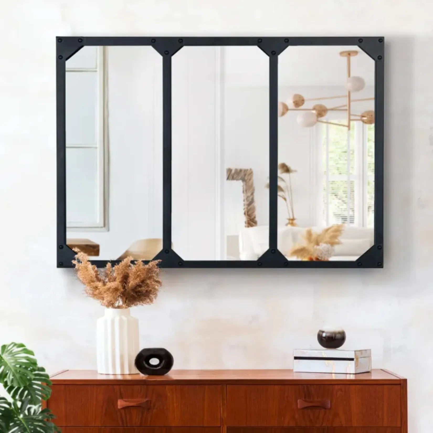 Grand miroir industriel en métal installé au mur dans une chambre parentale élégante.