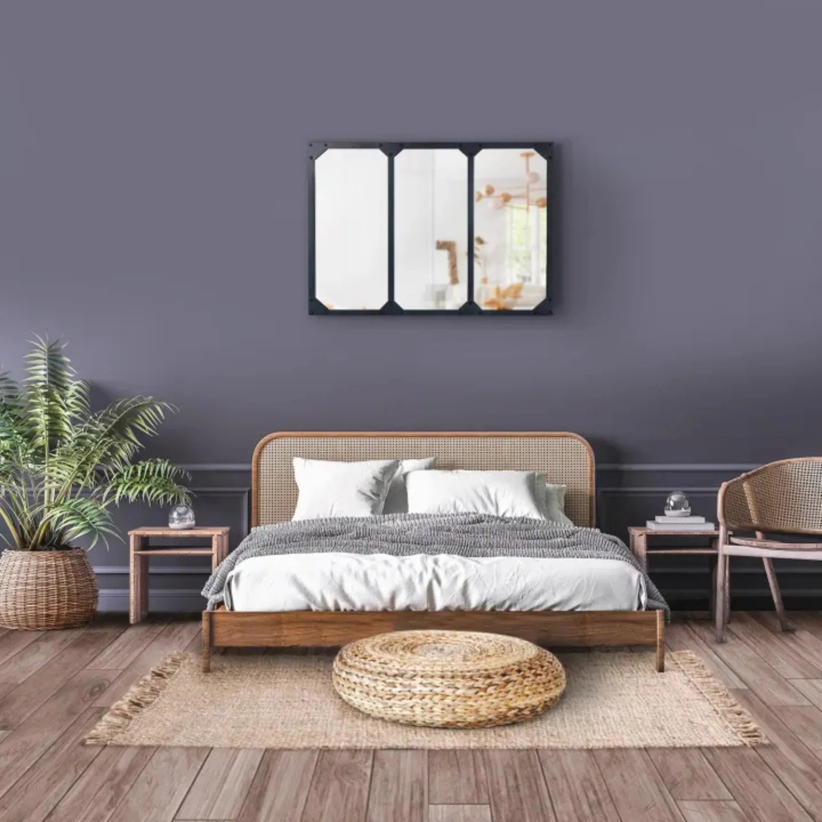 Grand miroir industriel en métal installé au mur dans une chambre parentale élégante.