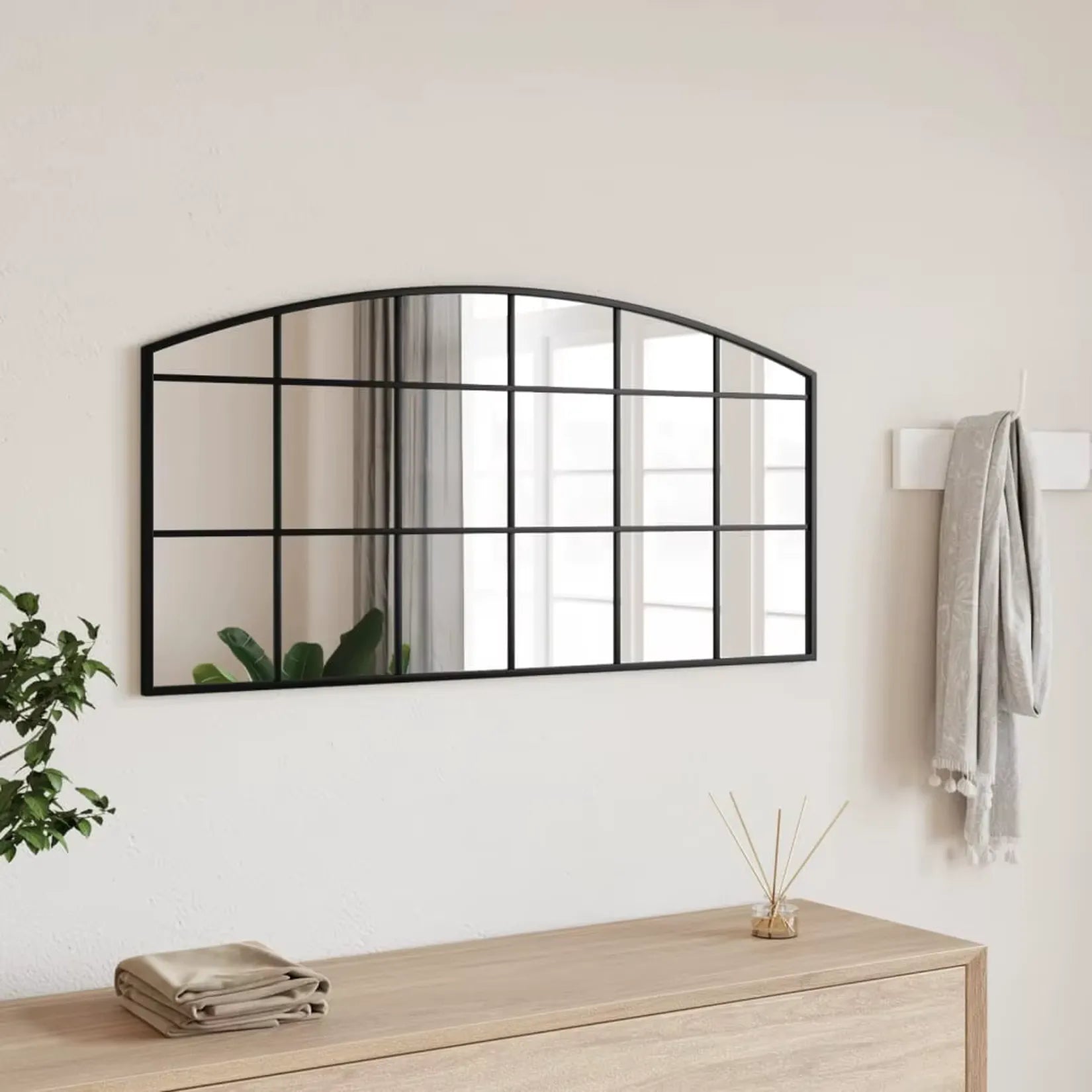 Miroir industriel noir arche 100x50 cm style verrière – vue ambiance salon.