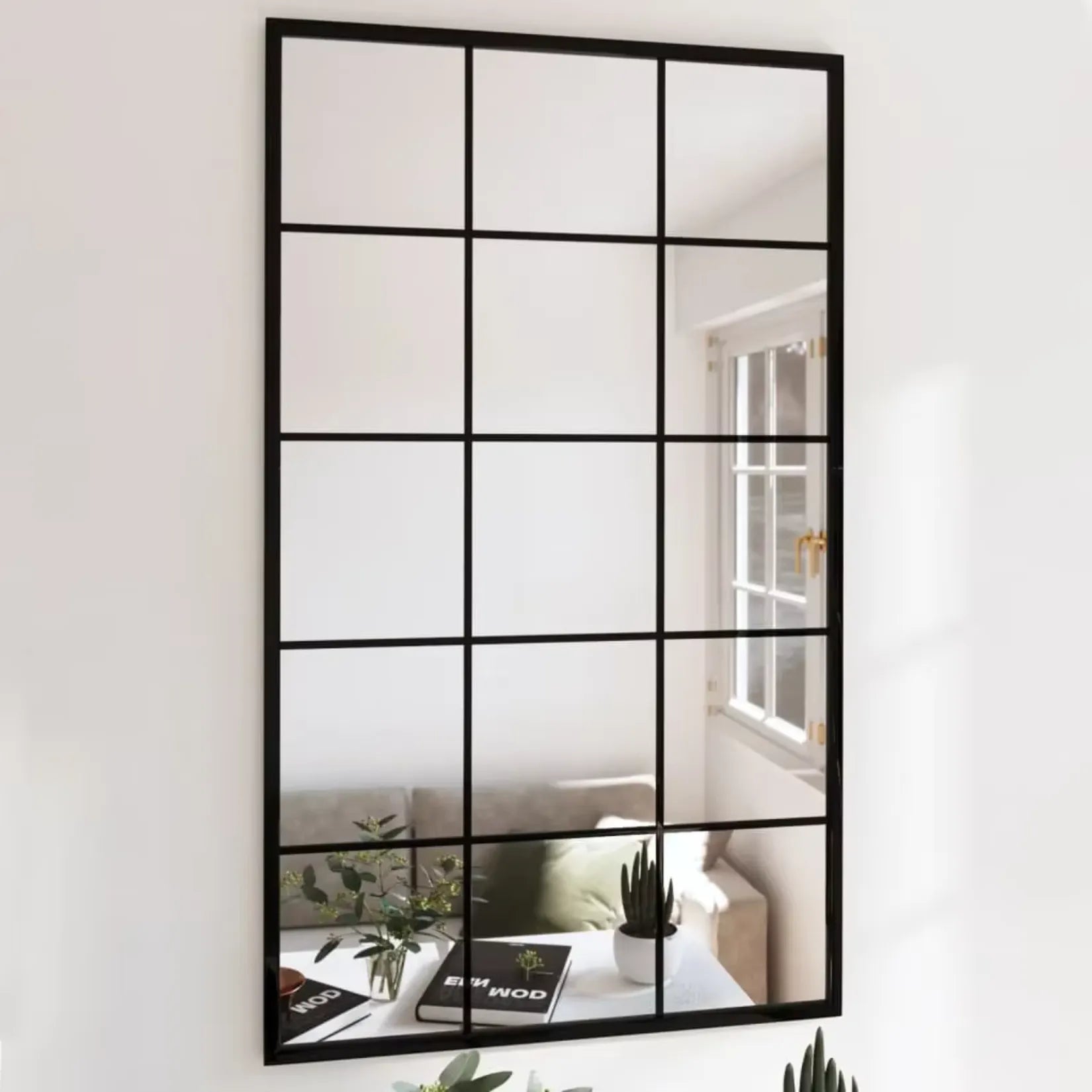 Miroir industriel noir mural pour une décoration de salon moderne.