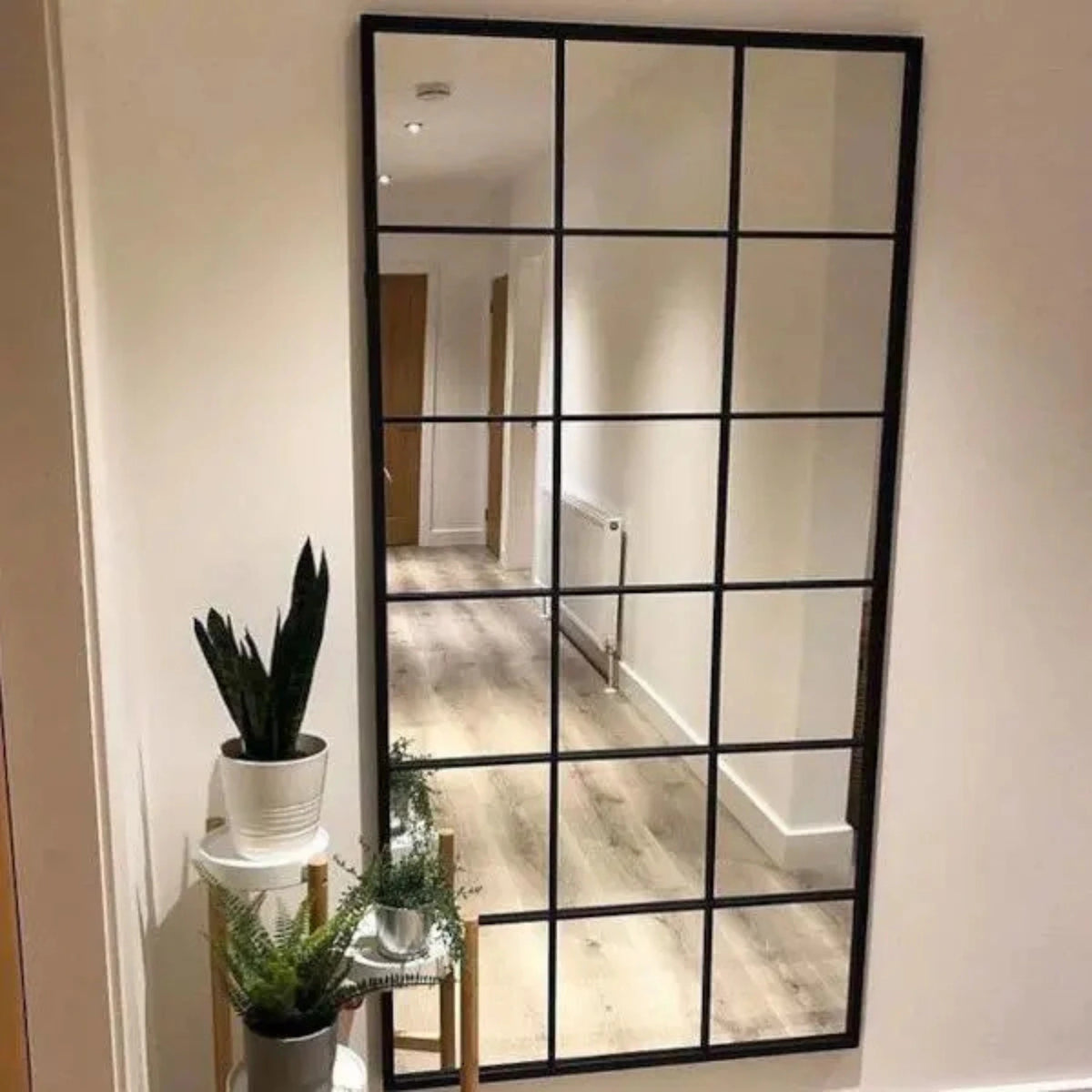 Miroir Industriel XXL 180x200 cm installé dans un couloir moderne, apportant profondeur et élégance.