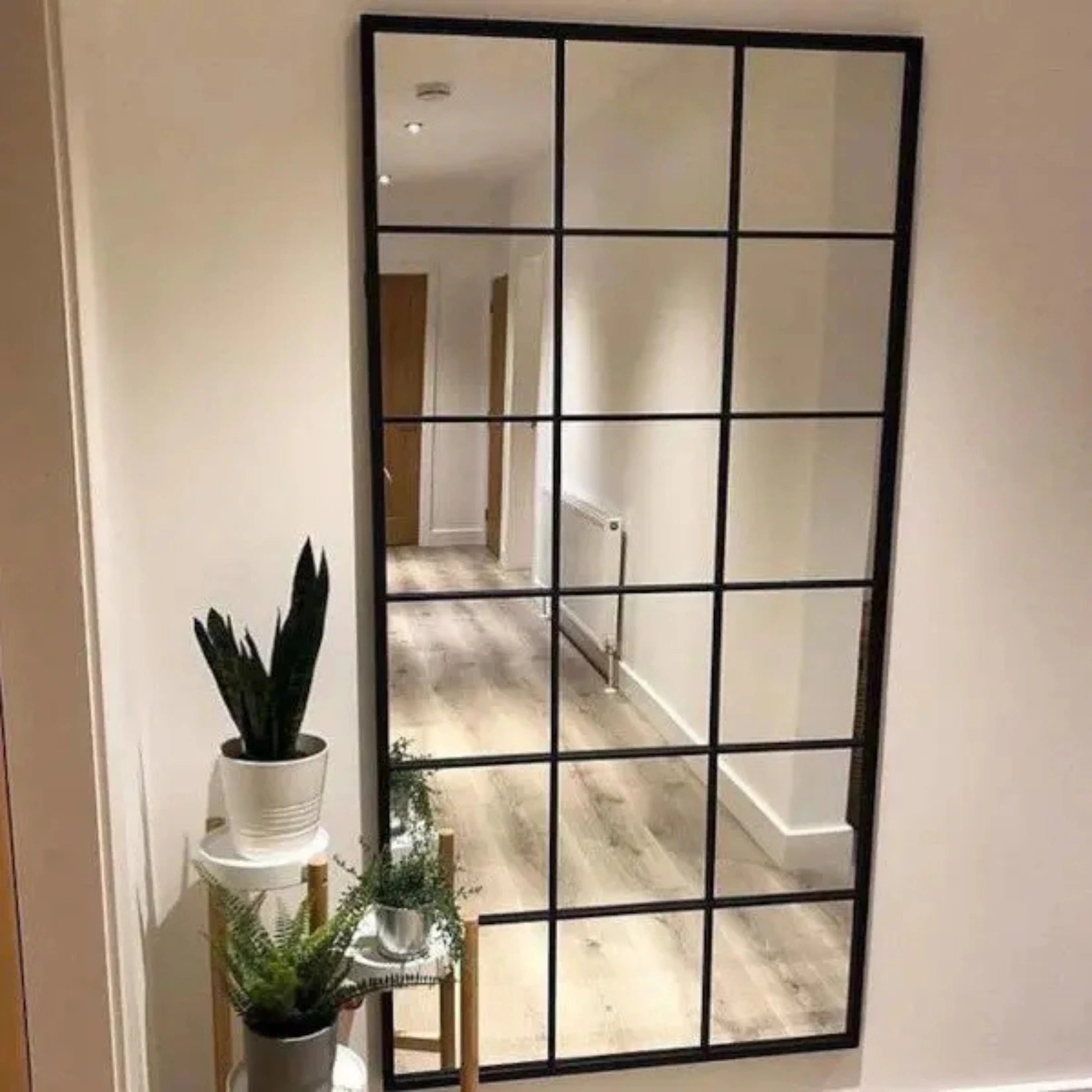 Miroir Industriel XXL 180x200 cm installé dans un couloir moderne, apportant profondeur et élégance.