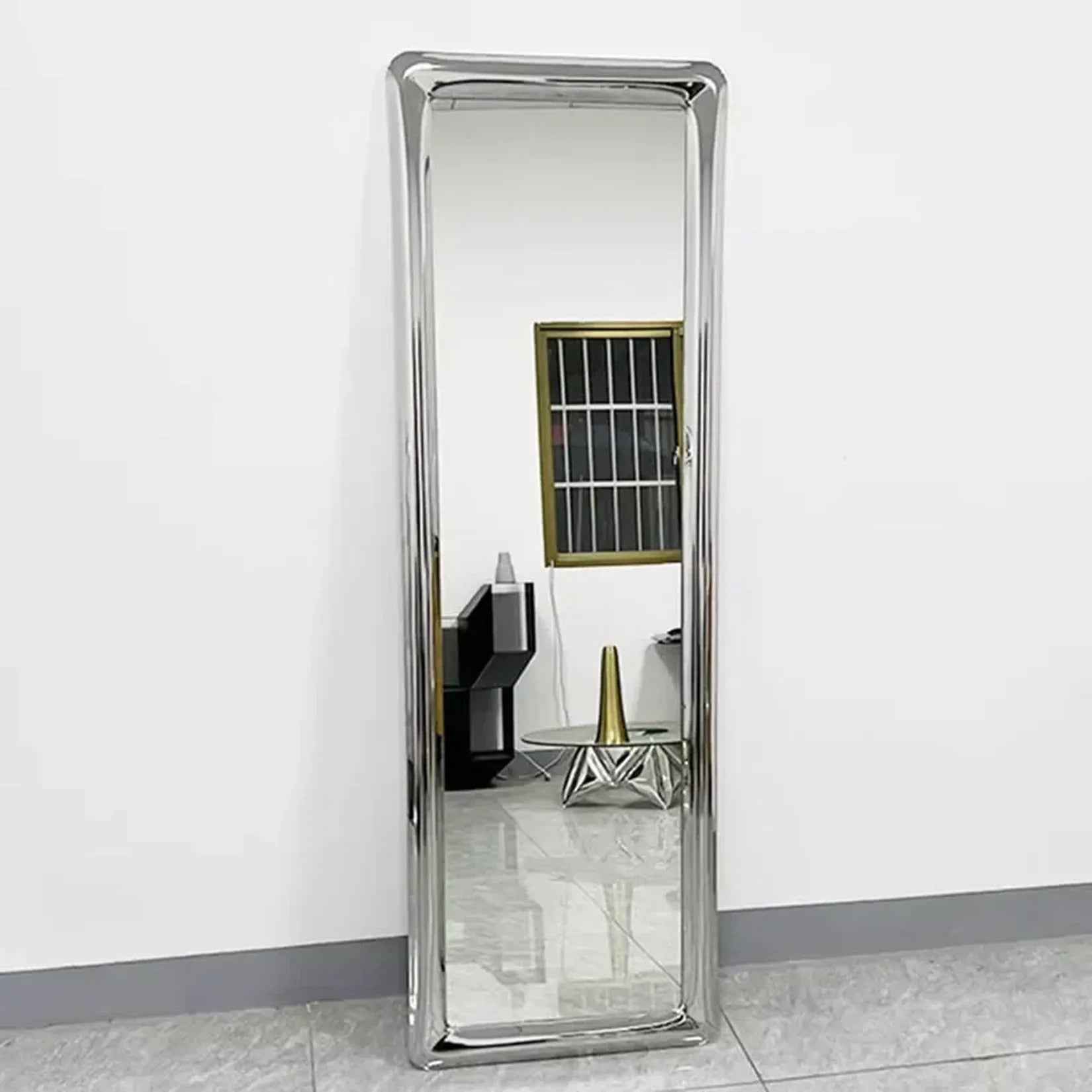 Miroir inox poli grand format 180 cm posé au sol.