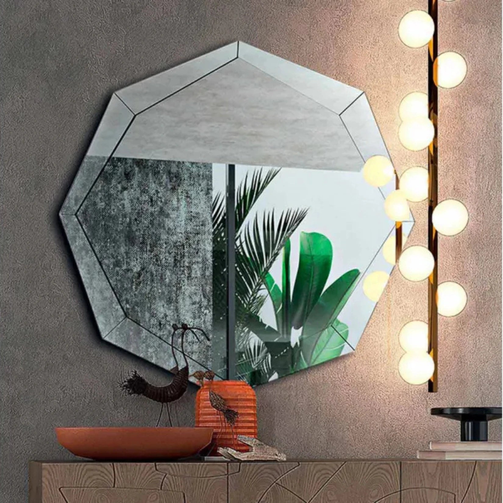 Miroir irrégulier en finition cristal miroité, une pièce de luxe pour une décoration raffinée.