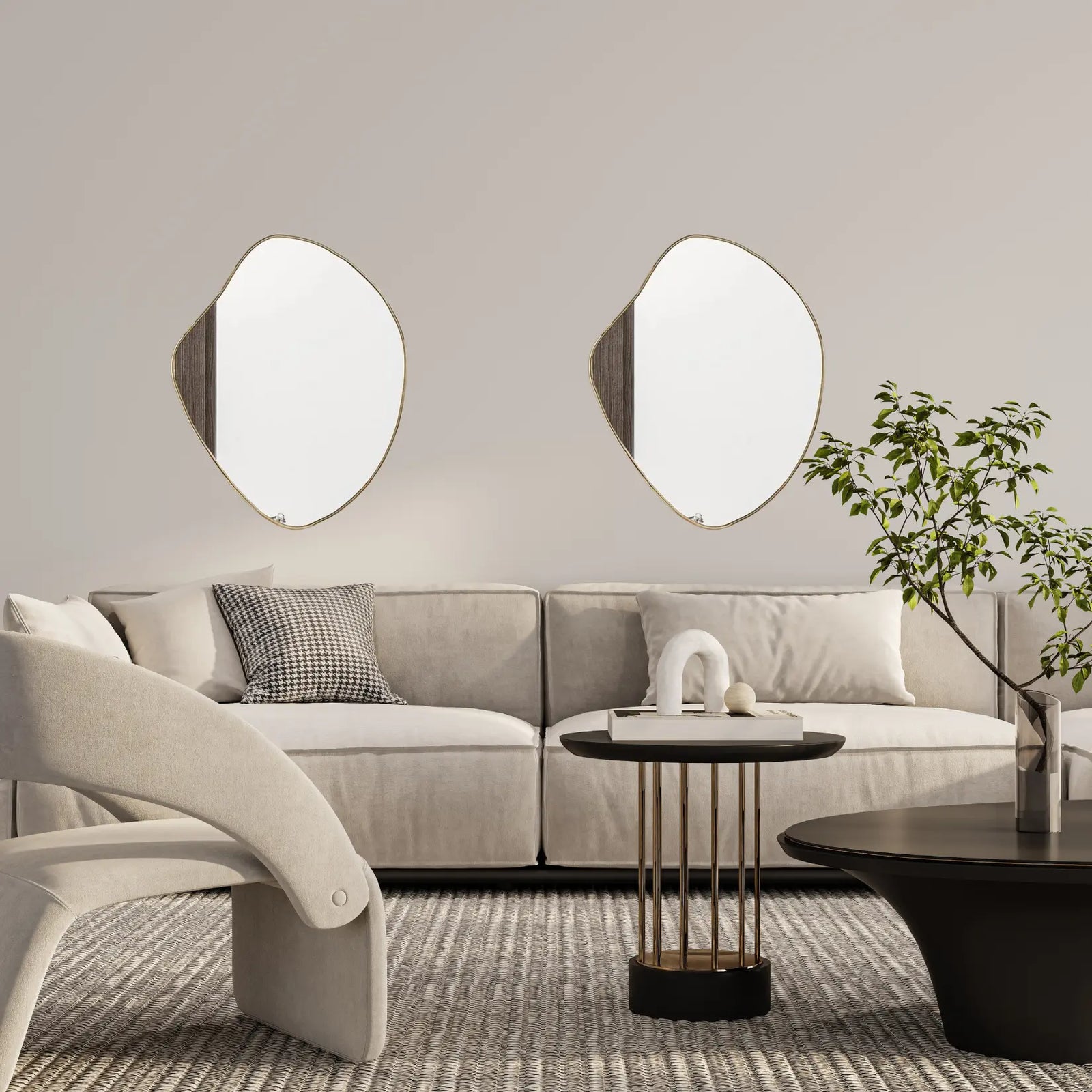 Miroir irrégulier doré installé dans un salon moderne au-dessus d’un canapé beige.