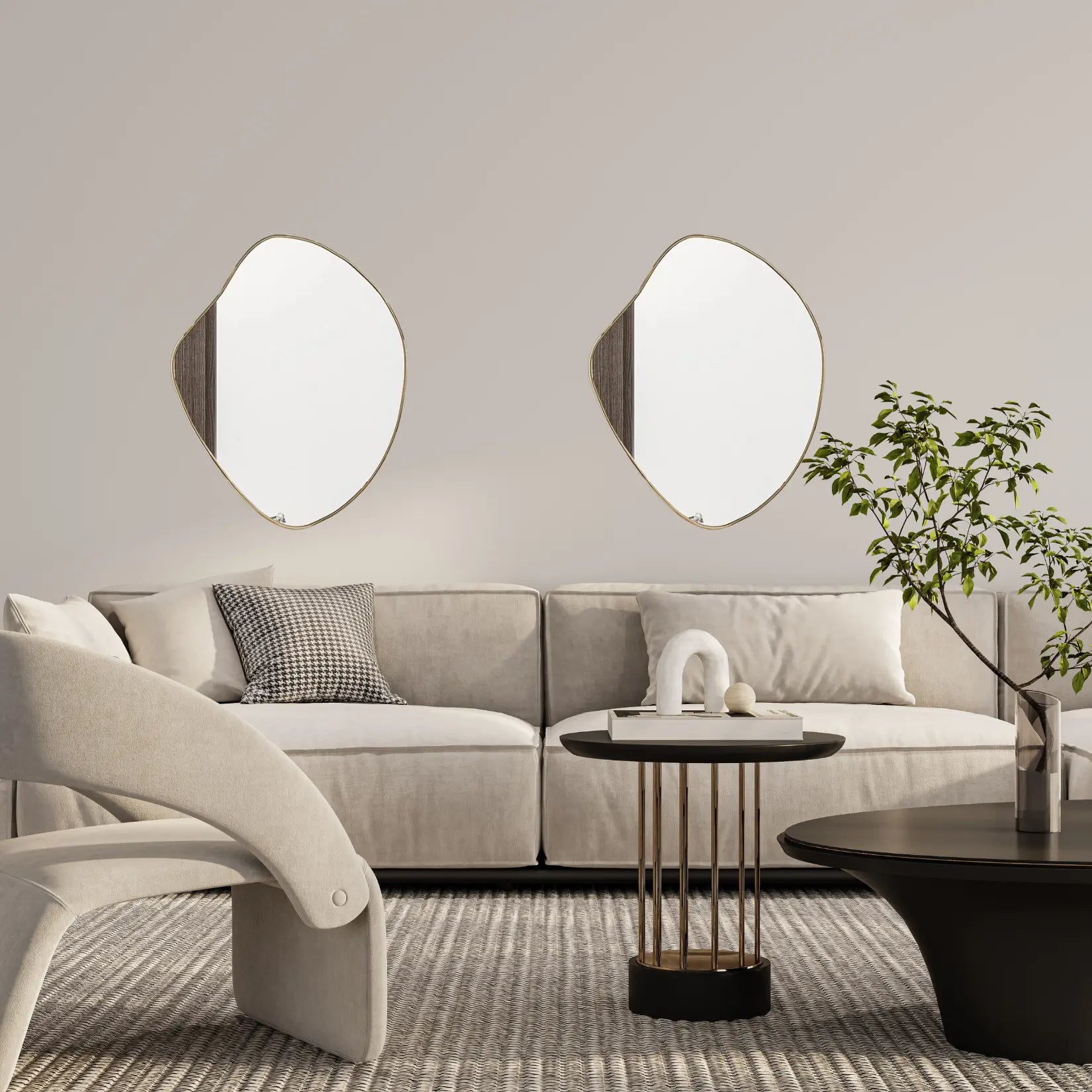 Miroir irrégulier doré installé dans un salon moderne au-dessus d’un canapé beige.