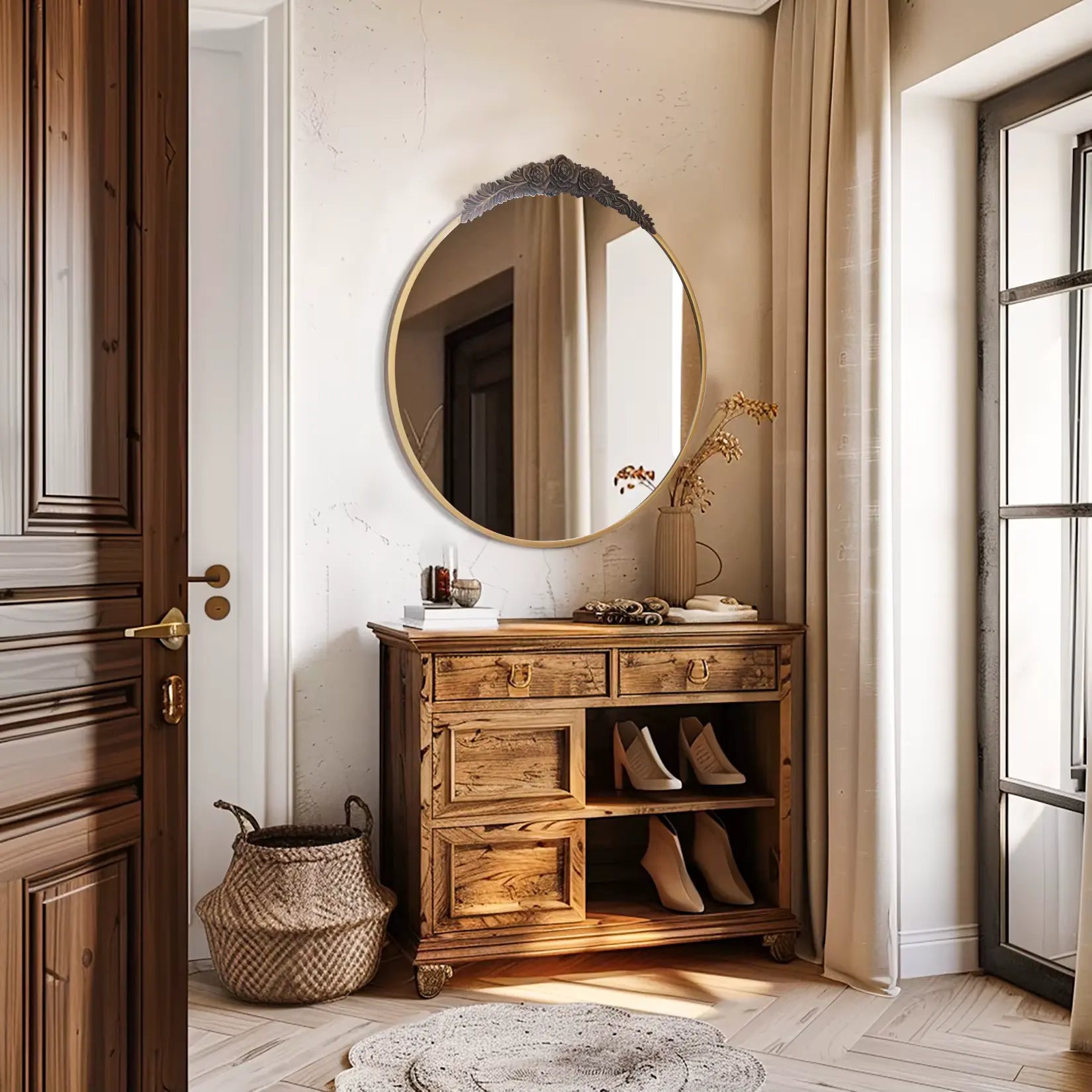 Miroir laiton rond baroque 80cm installé dans entrée au-dessus meuble bois vintage.