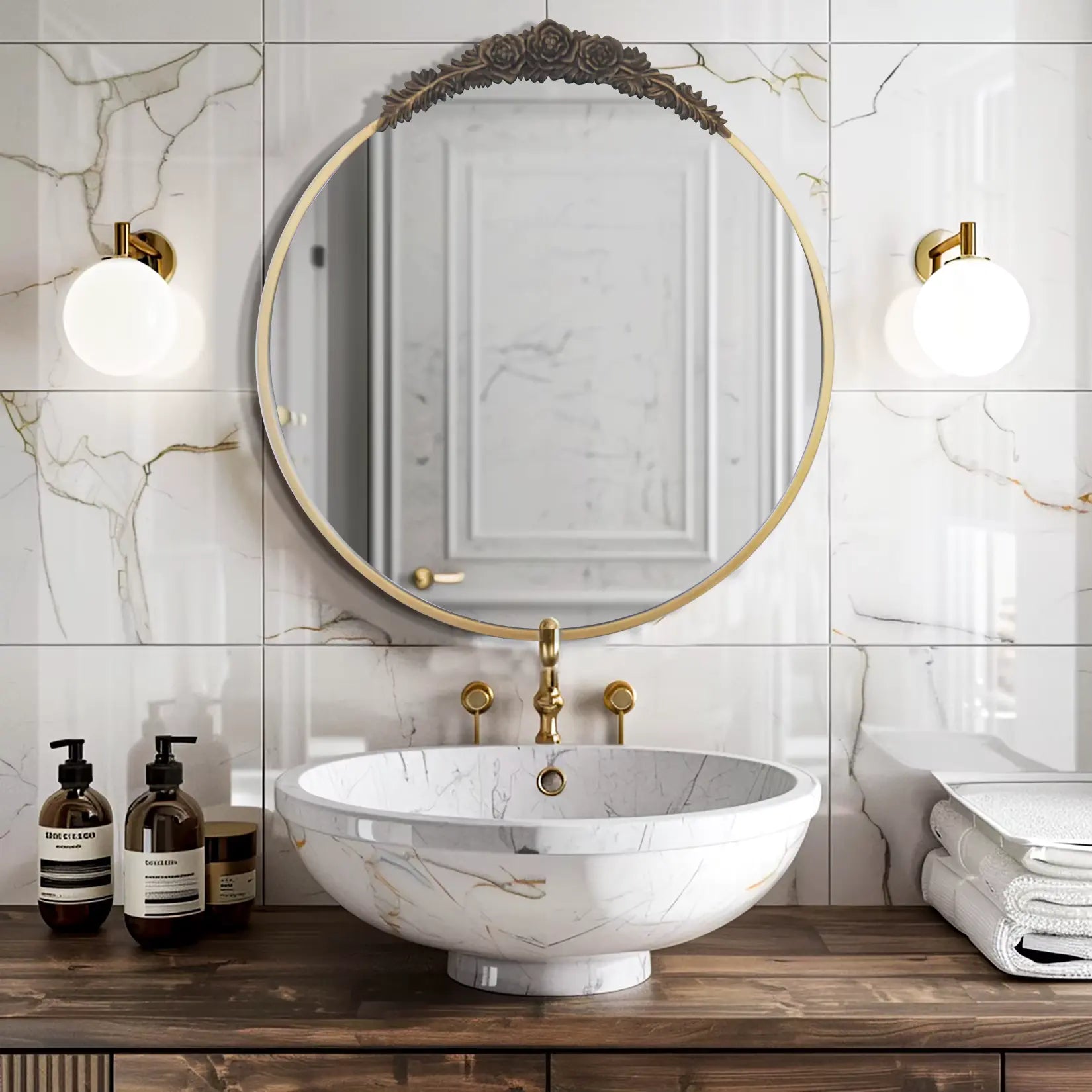 Miroir laiton rond baroque 80cm avec ornements floraux sculptés installé dans salle de bain luxueuse.