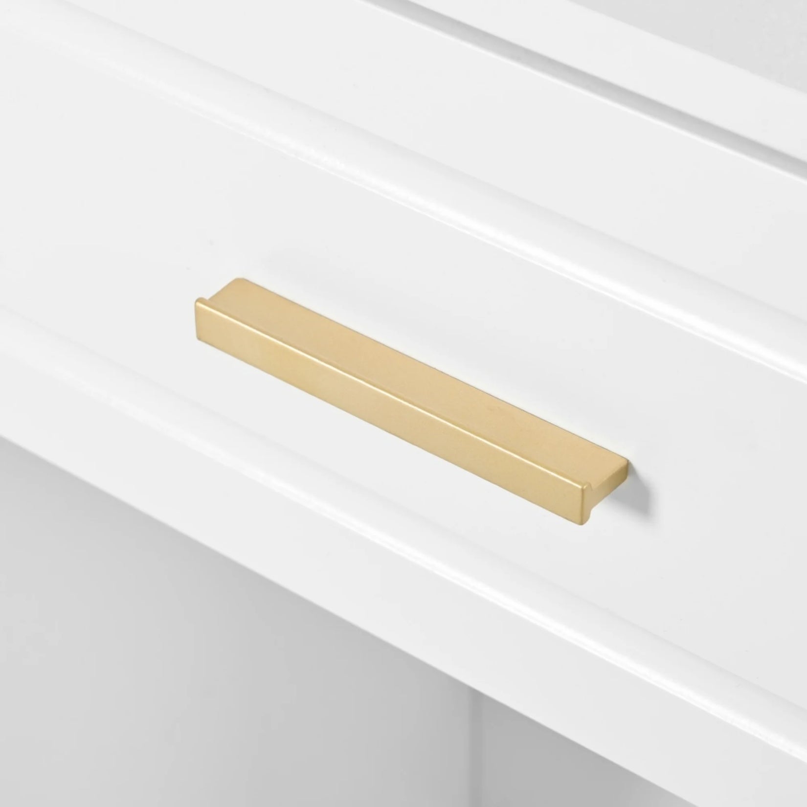 Zoom sur la poignée dorée élégante de la coiffeuse miroir LED blanche.