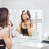 Femme appliquant son maquillage devant un Miroir LED avec éclairage Hollywood
