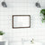 Miroir LED rectangulaire diffusant une lueur bleue au mur, ambiance douce au-dessus du lavabo.