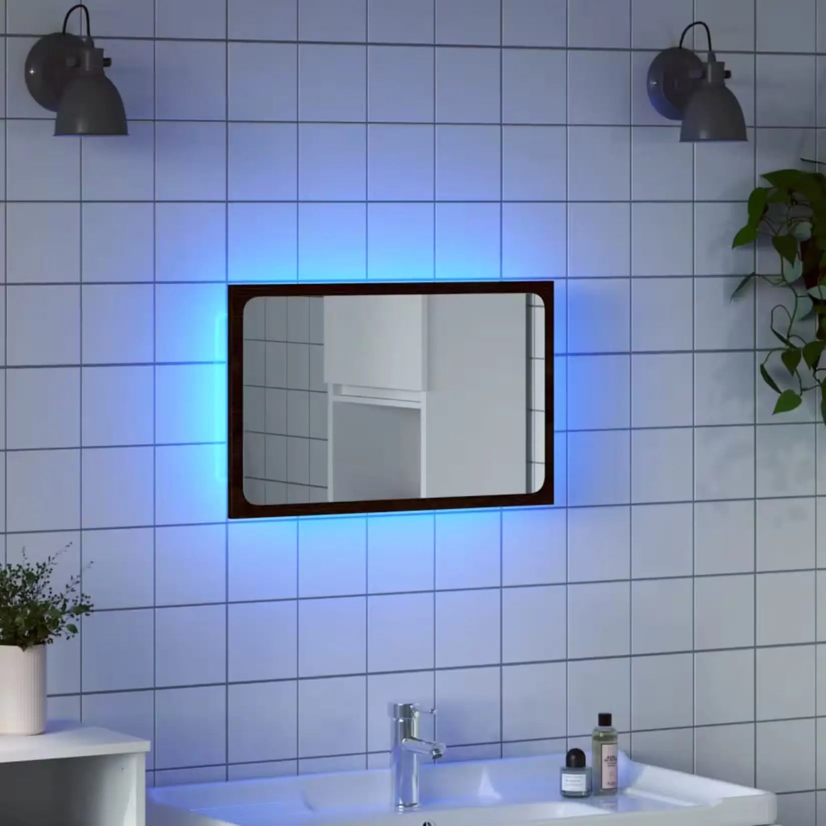 Miroir LED rectangulaire fixé au mur d’une salle de bain carrelée, éclairage éteint.