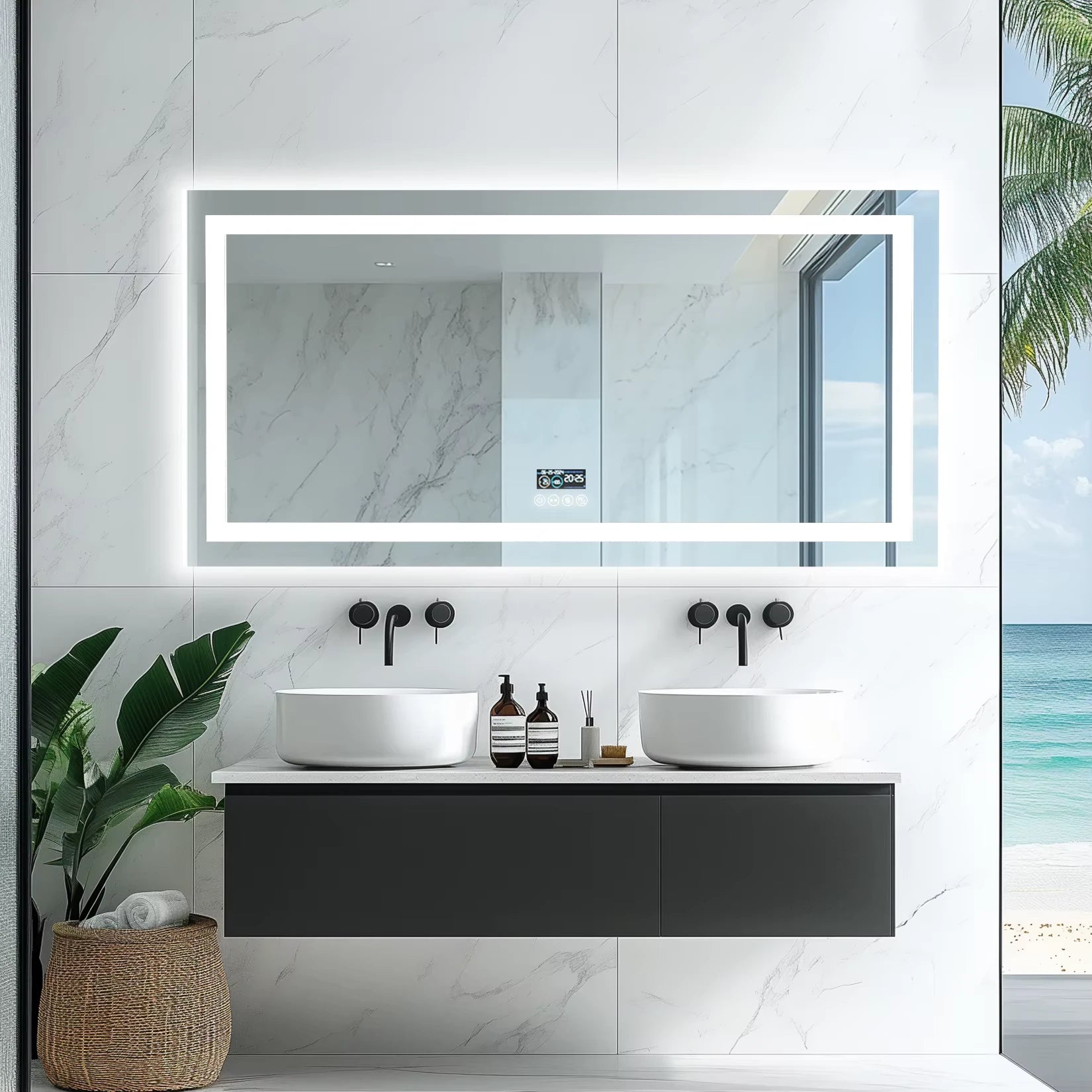 Grand miroir LED au-dessus d’une double vasque dans une salle de bain avec vue sur la plage.