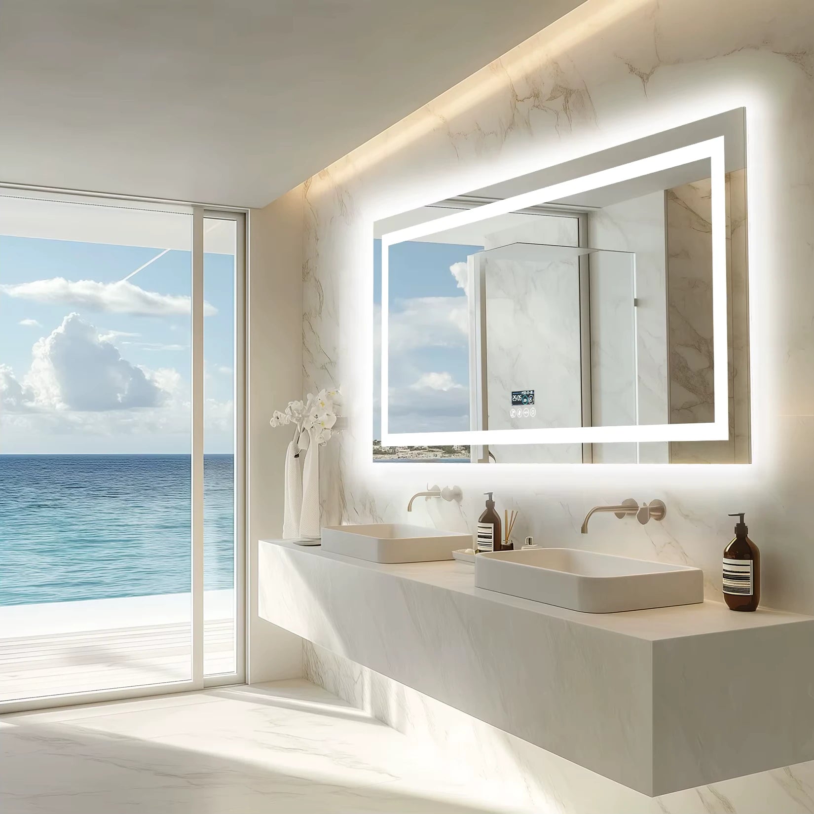 Miroir LED mural dans une salle de bain claire donnant sur l’océan.