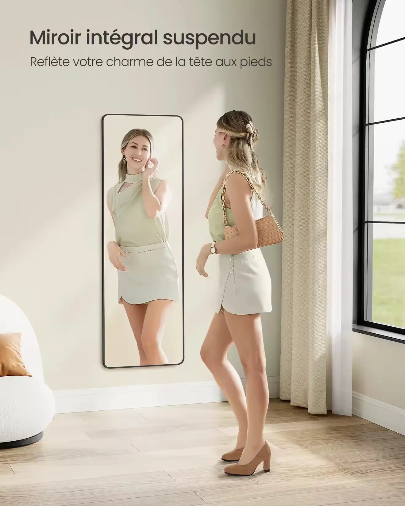 Miroir long mural intégral permettant une vue complète de la tête aux pieds avec reflet haute définition.