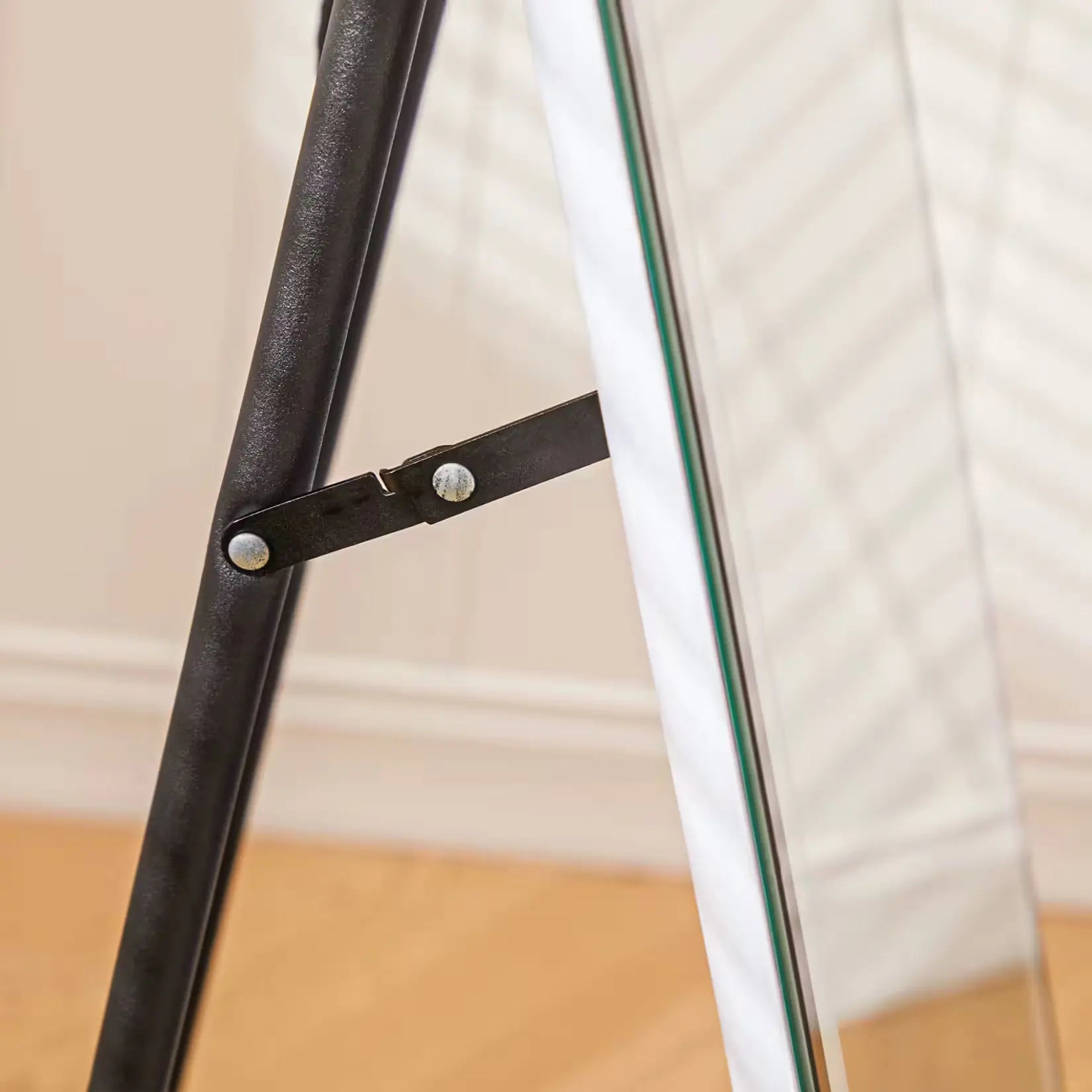 Miroir long avec support en métal stable et robuste pour une fixation sécurisée.