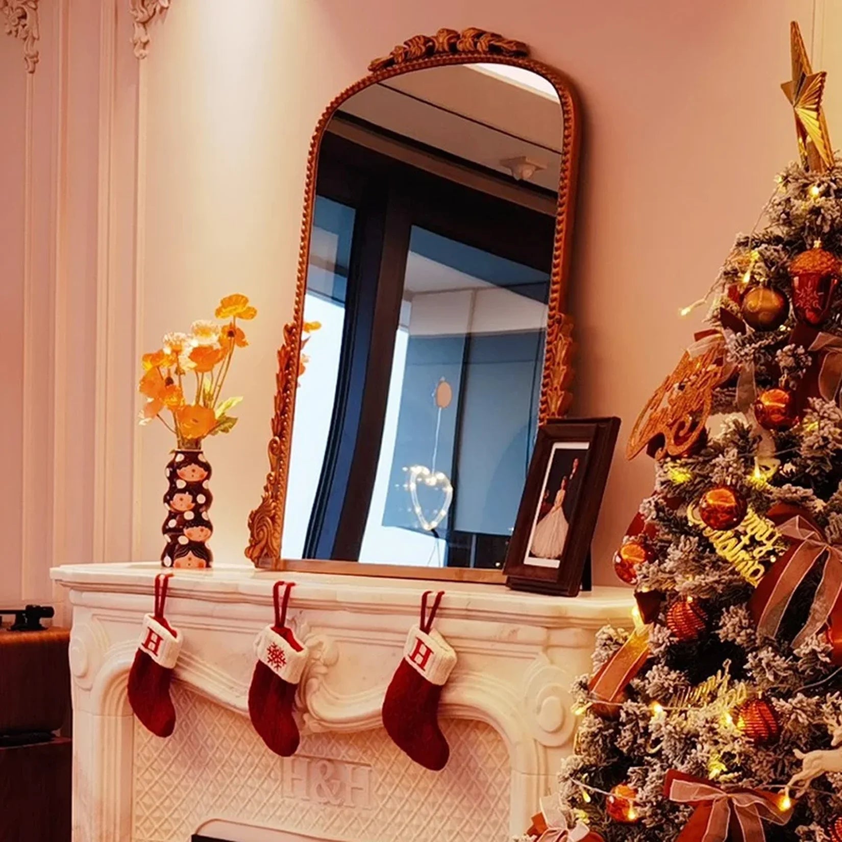 Miroir Louis Philippe doré ambiance cheminée décorative.