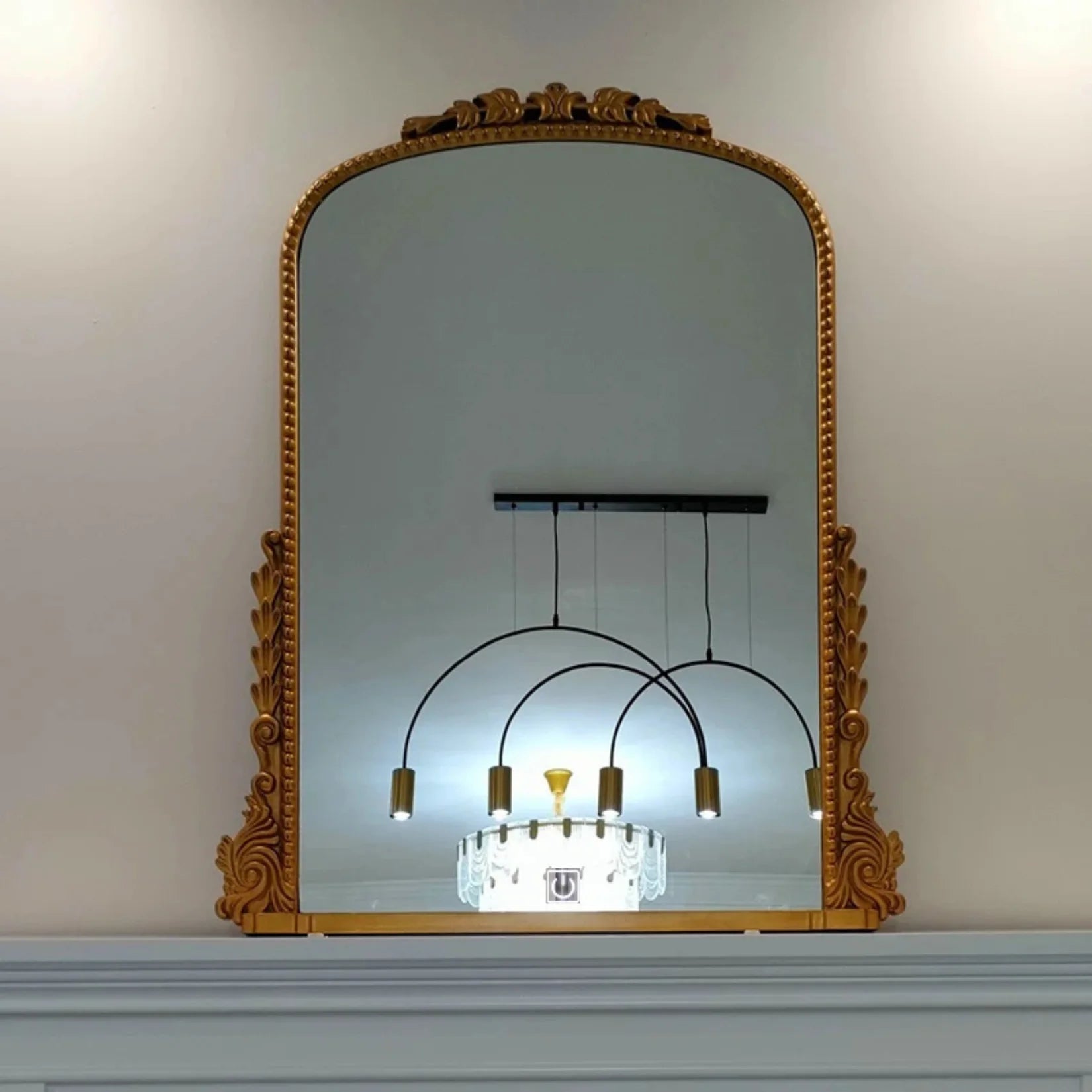 Miroir Louis Philippe doré sur cheminée de salon.