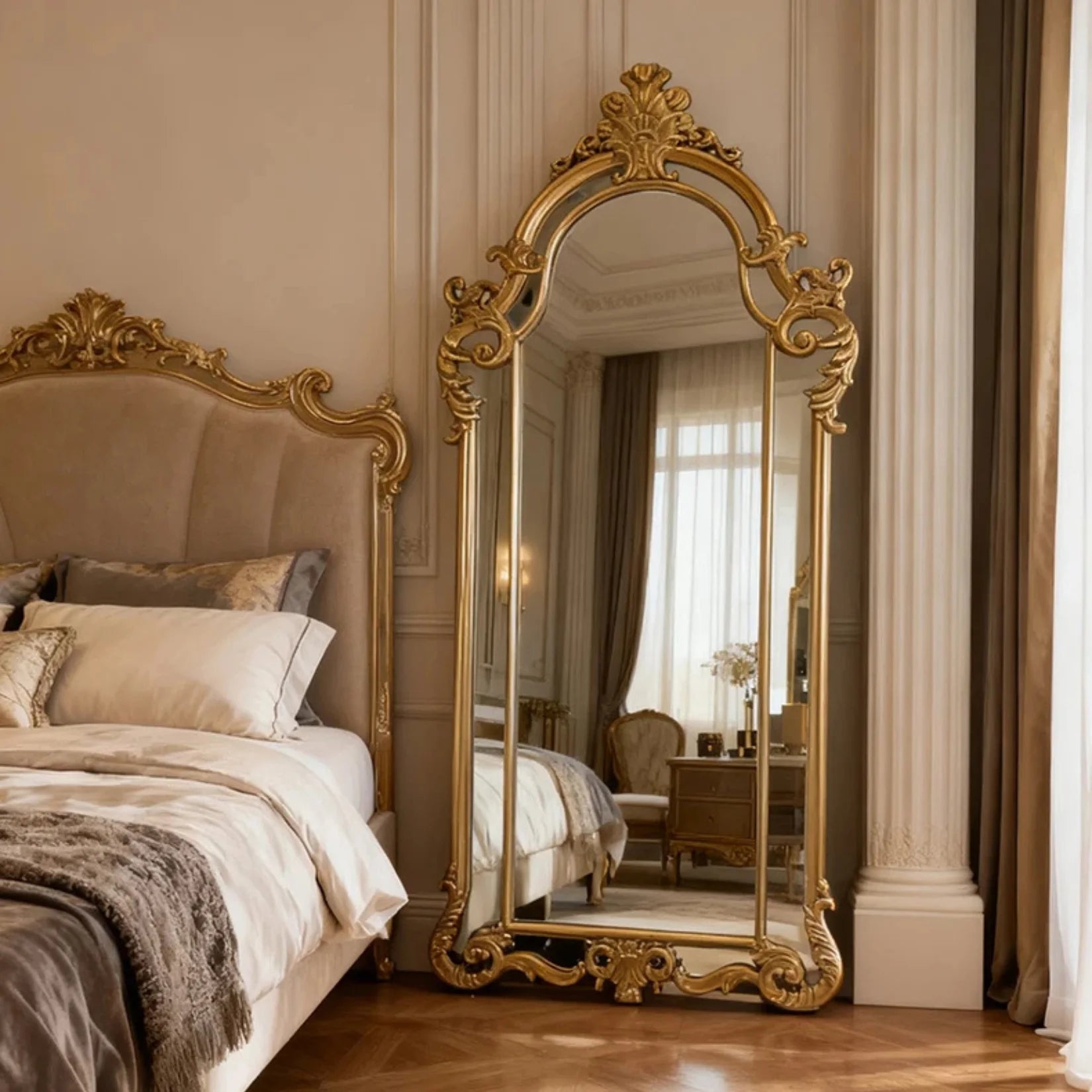 Miroir Louis XV doré dans chambre avec parquet à chevrons.