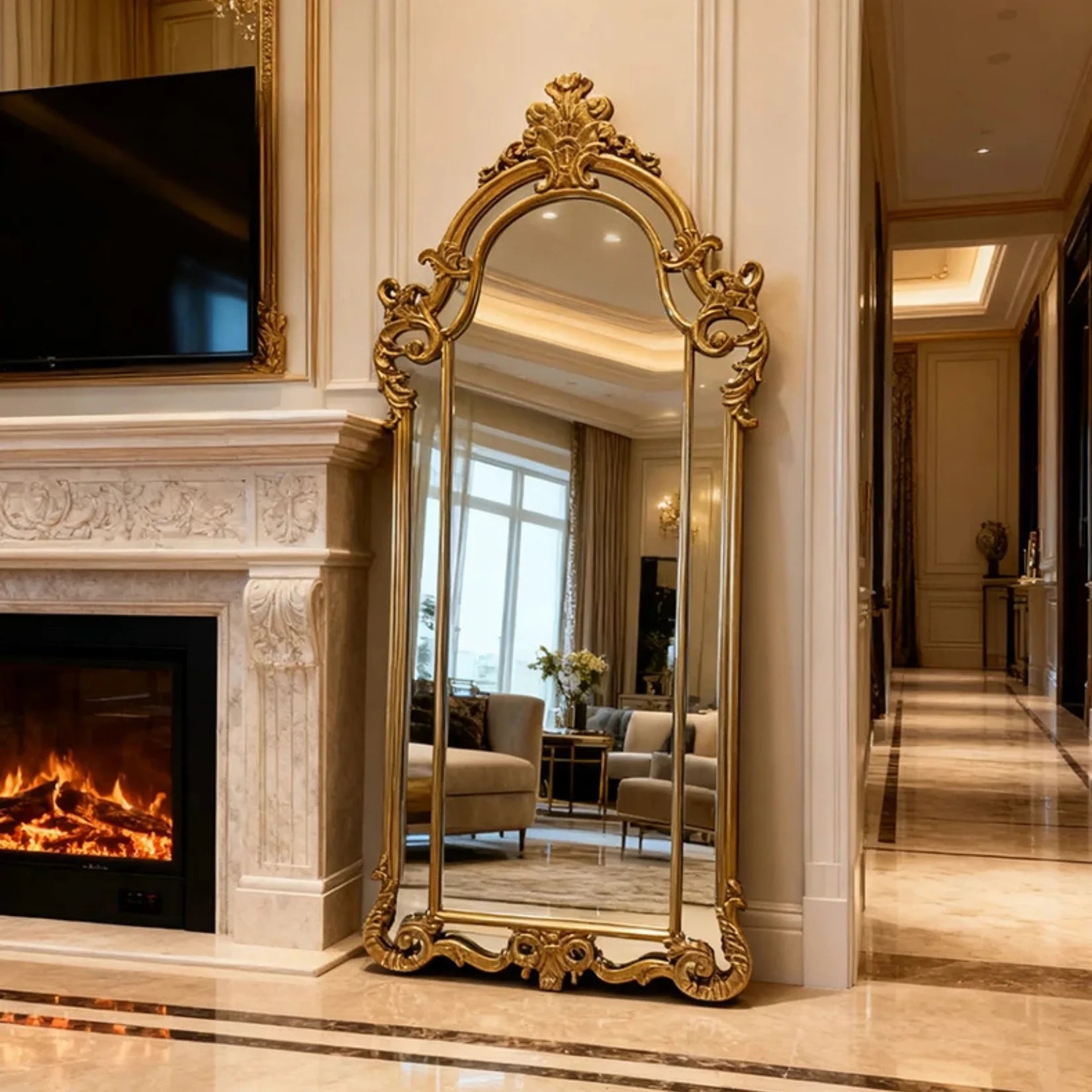 Miroir Louis XV grand format dans salon classique avec cheminée.