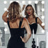 Femme se préparant devant un miroir lumineux maquillage de style Hollywood.