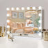 Miroir lumineux maquillage de style Hollywood intégré dans une décoration de chambre élégante.